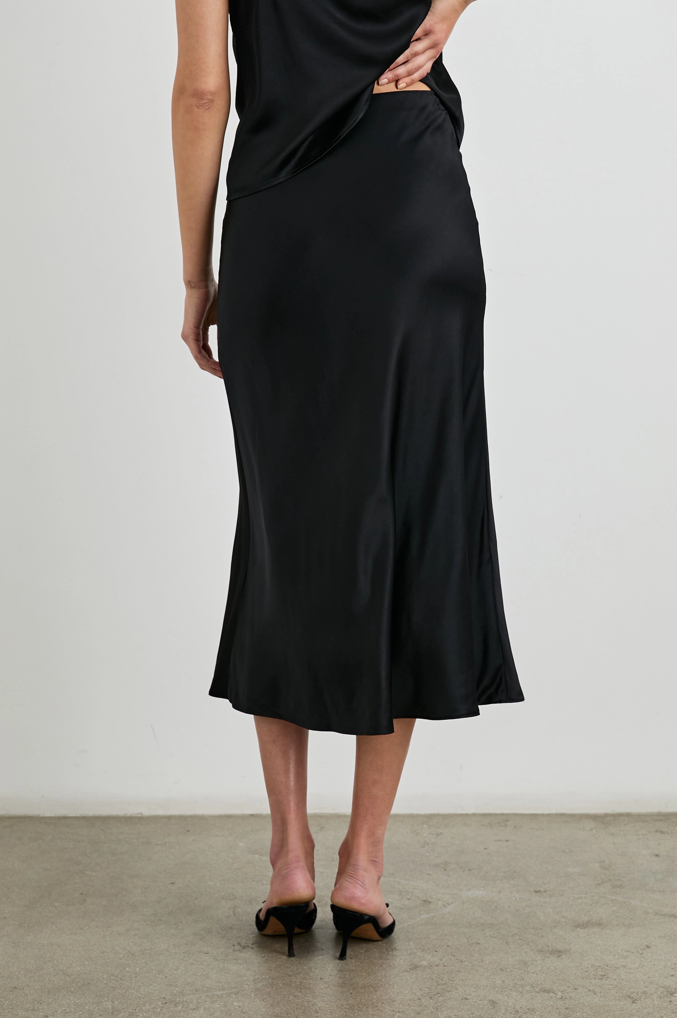ANYA SATIN CREPE SKIRT Stream Fit Casual Wear