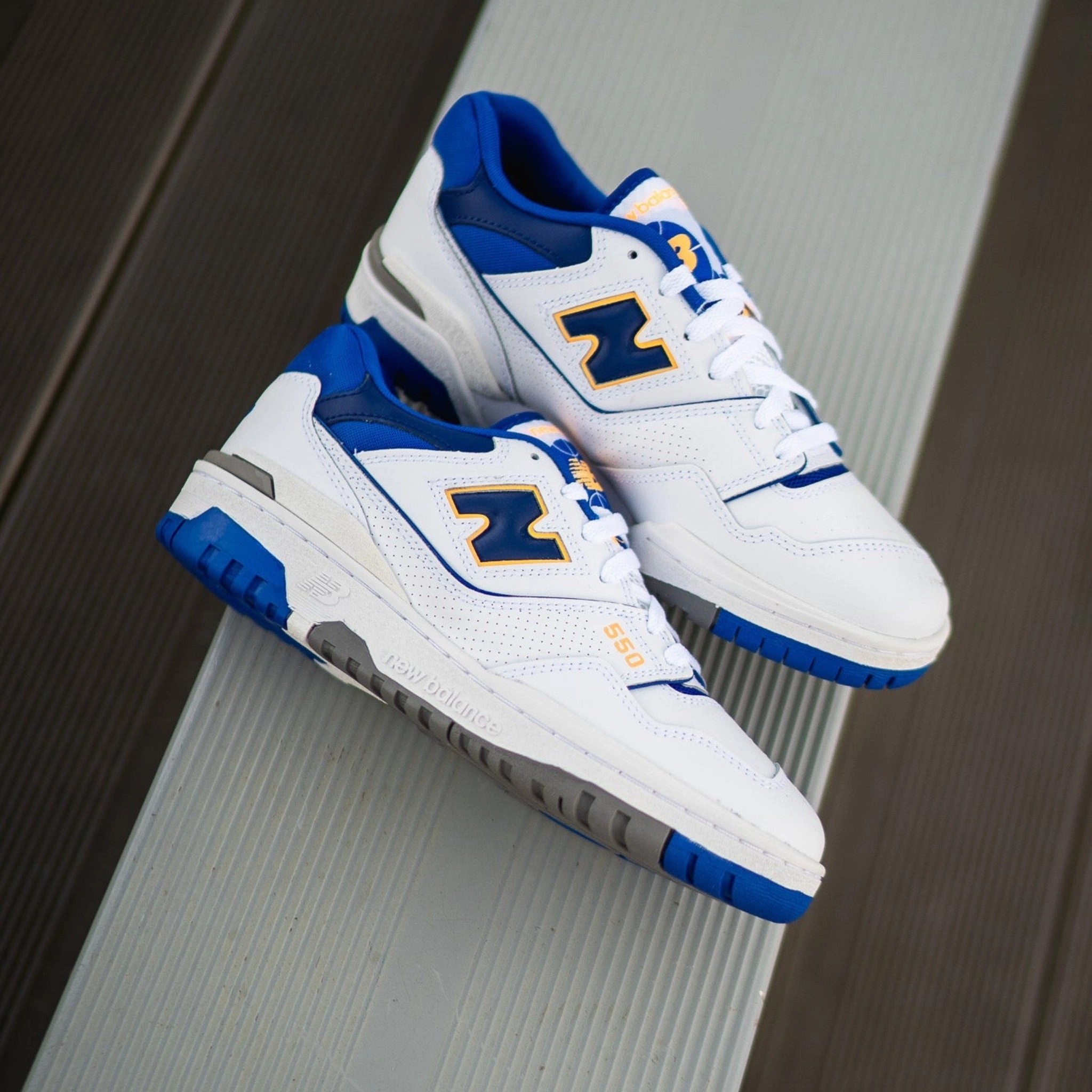 Easy Walk Responsive Bounce Foam Mens New Balance 550 (White/Royal) - BB550WTN