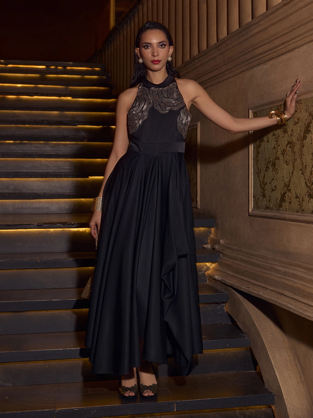 Bold Structure Relax Line Black Rose Gown