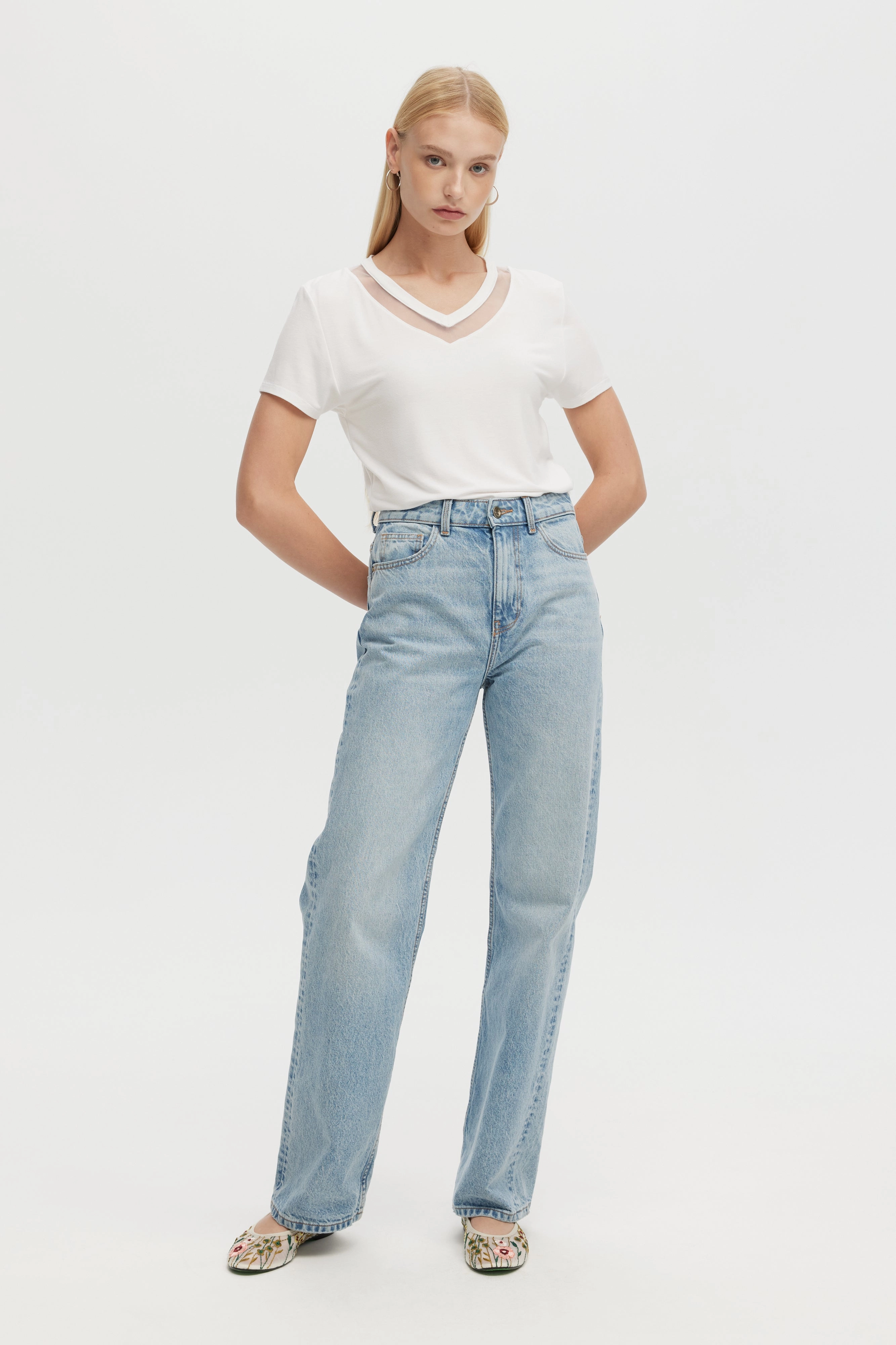 AbrasionFreeZone TULLE INSERTS V-NECK TEE