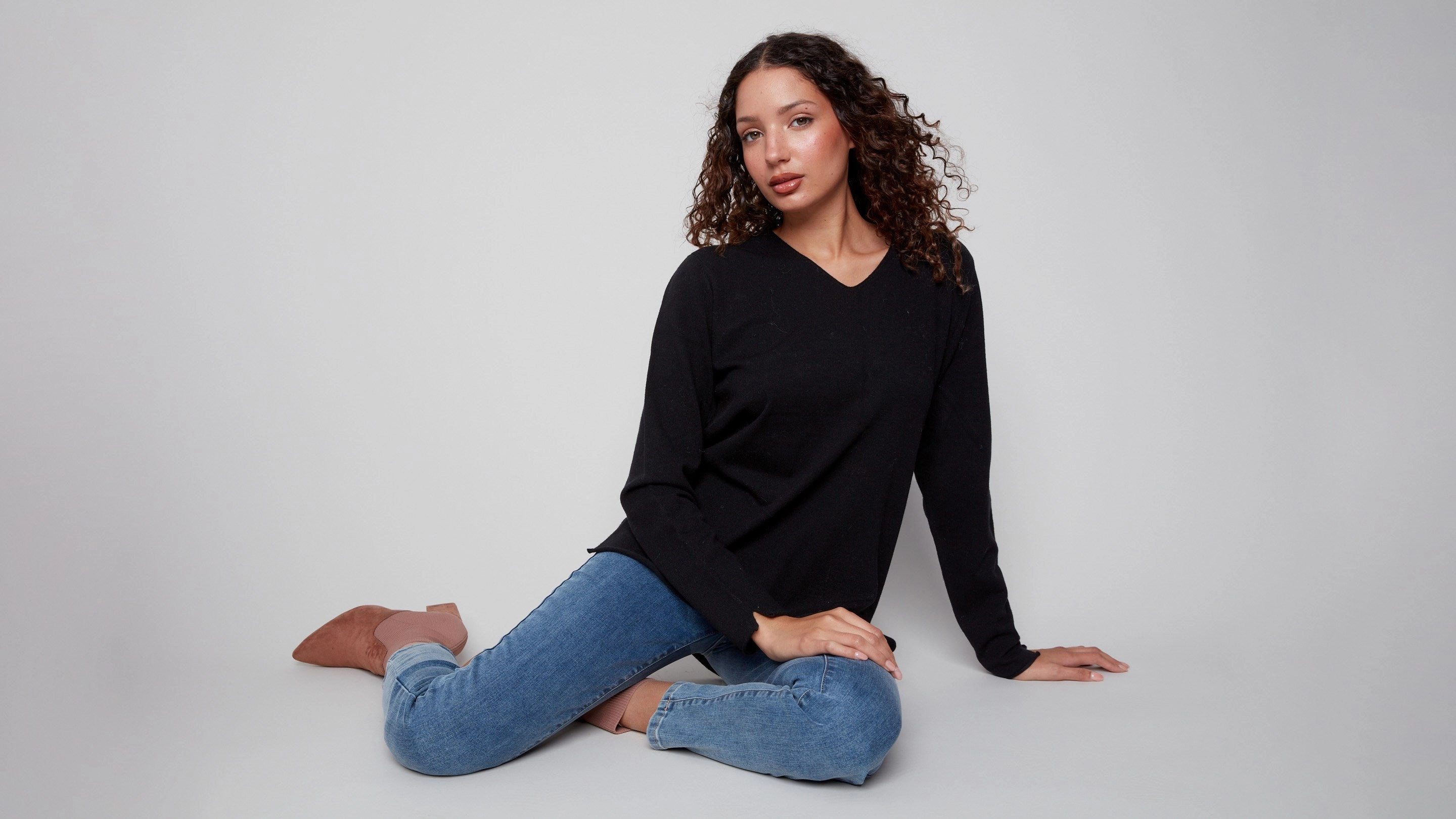 Basic V-Neck Sweater - Black Valley area