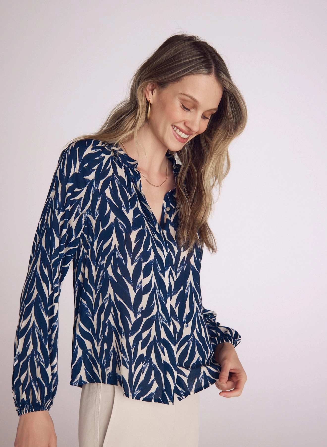 Royal Mode LEAVES PRINT SHIRRED RAGLAN SHIRT