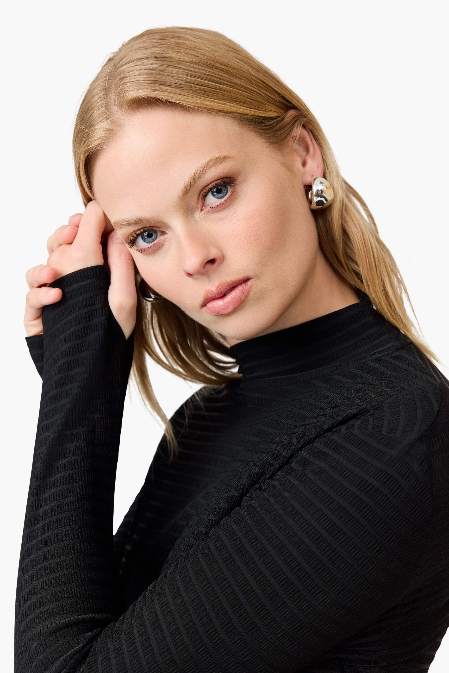 CURAAE Amyra Textured Stretch Top In Black Festival-Ready Soft and Chic