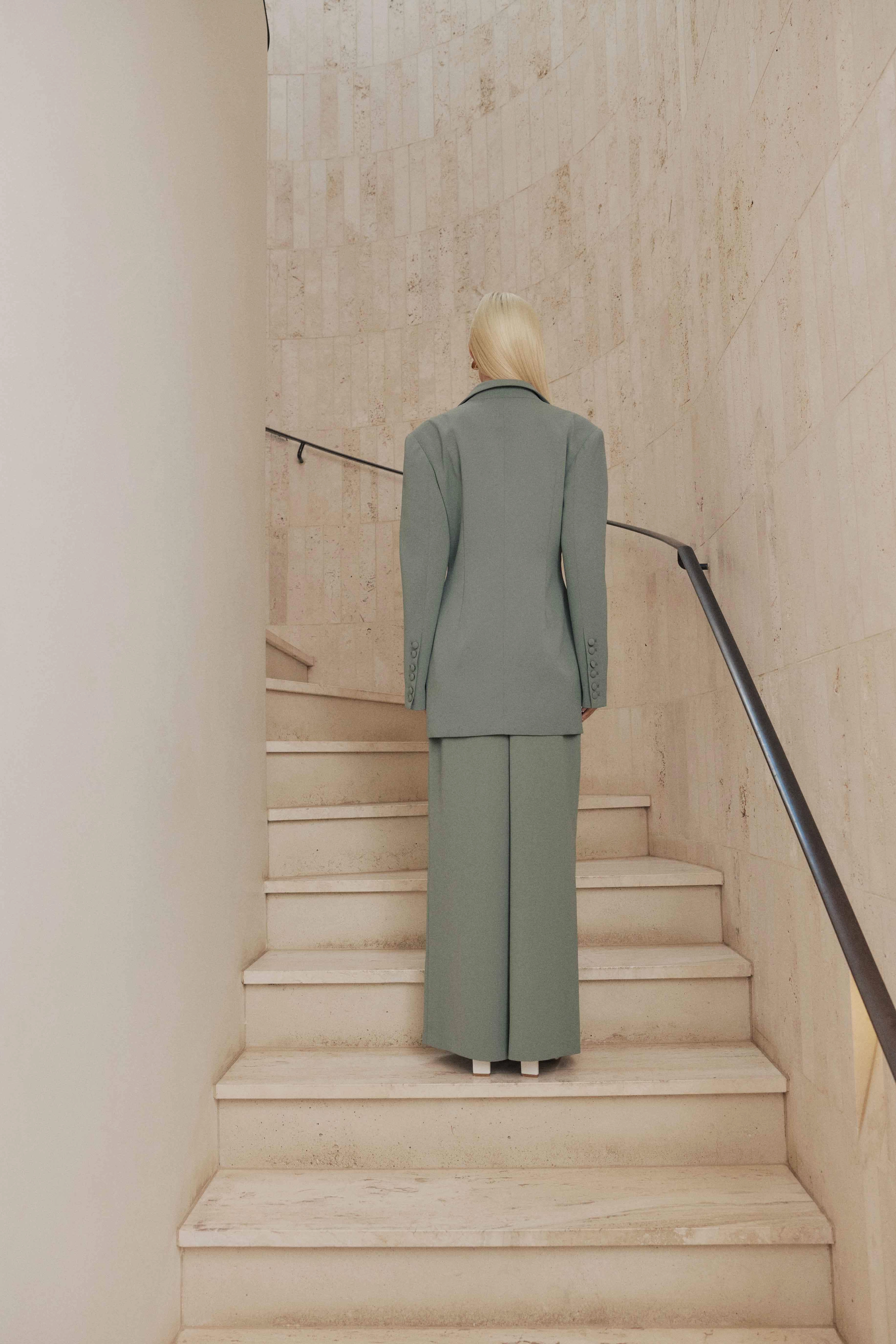 CURAAE Antara Slim Fit Blazer in Green Sleek Vibe