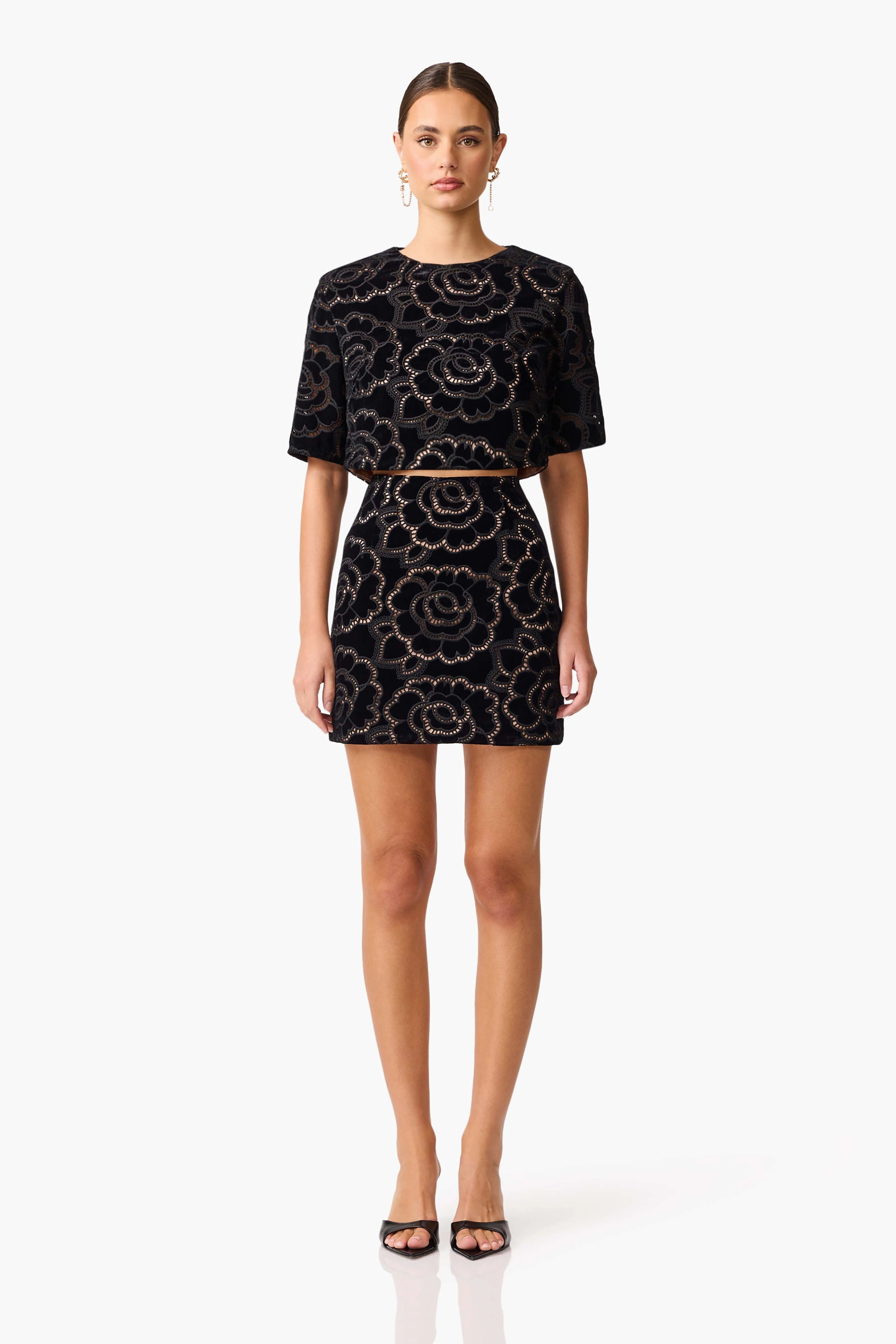 Versatile Layers Motion Light Eris Short Sleeve Set in Black