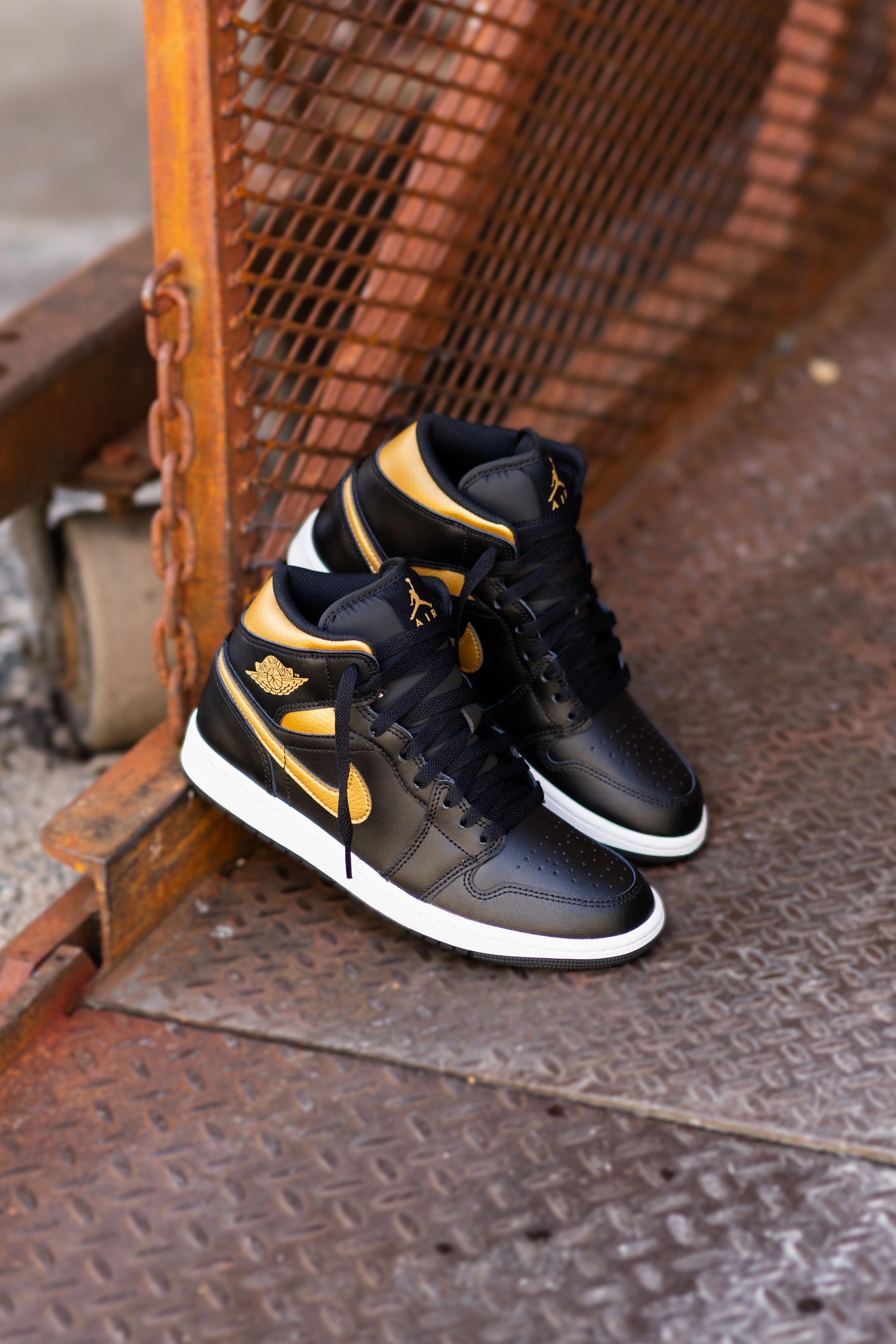 Quick Move Impact-absorbing design Mens Air Jordan 1 Mid (Black/Metallic Gold/White)