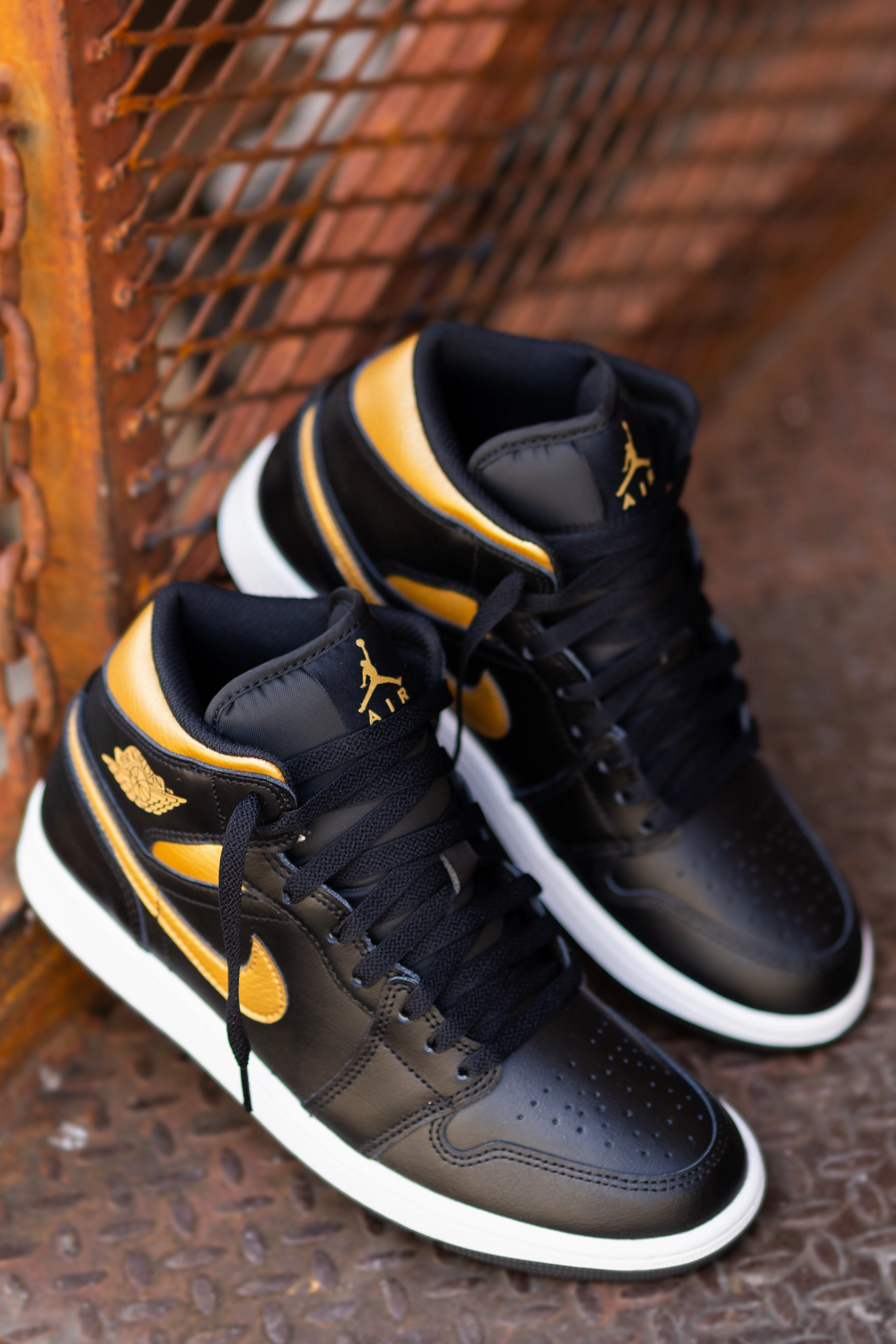 Everyday Casual Lightweight Grip Mens Air Jordan 1 Mid (Black/Metallic Gold/White)