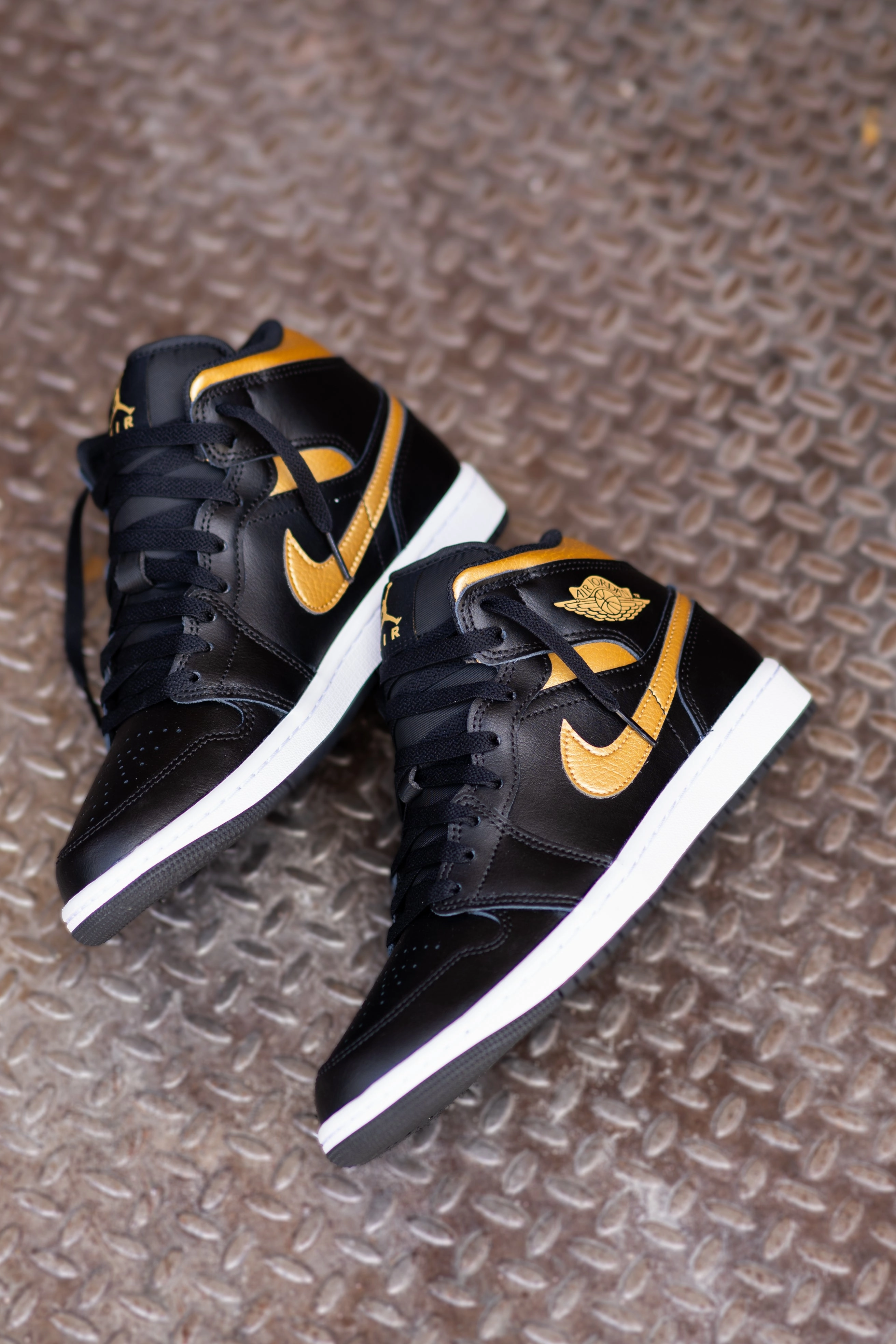 Cushioned Control Mens Air Jordan 1 Mid (Black/Metallic Gold/White)