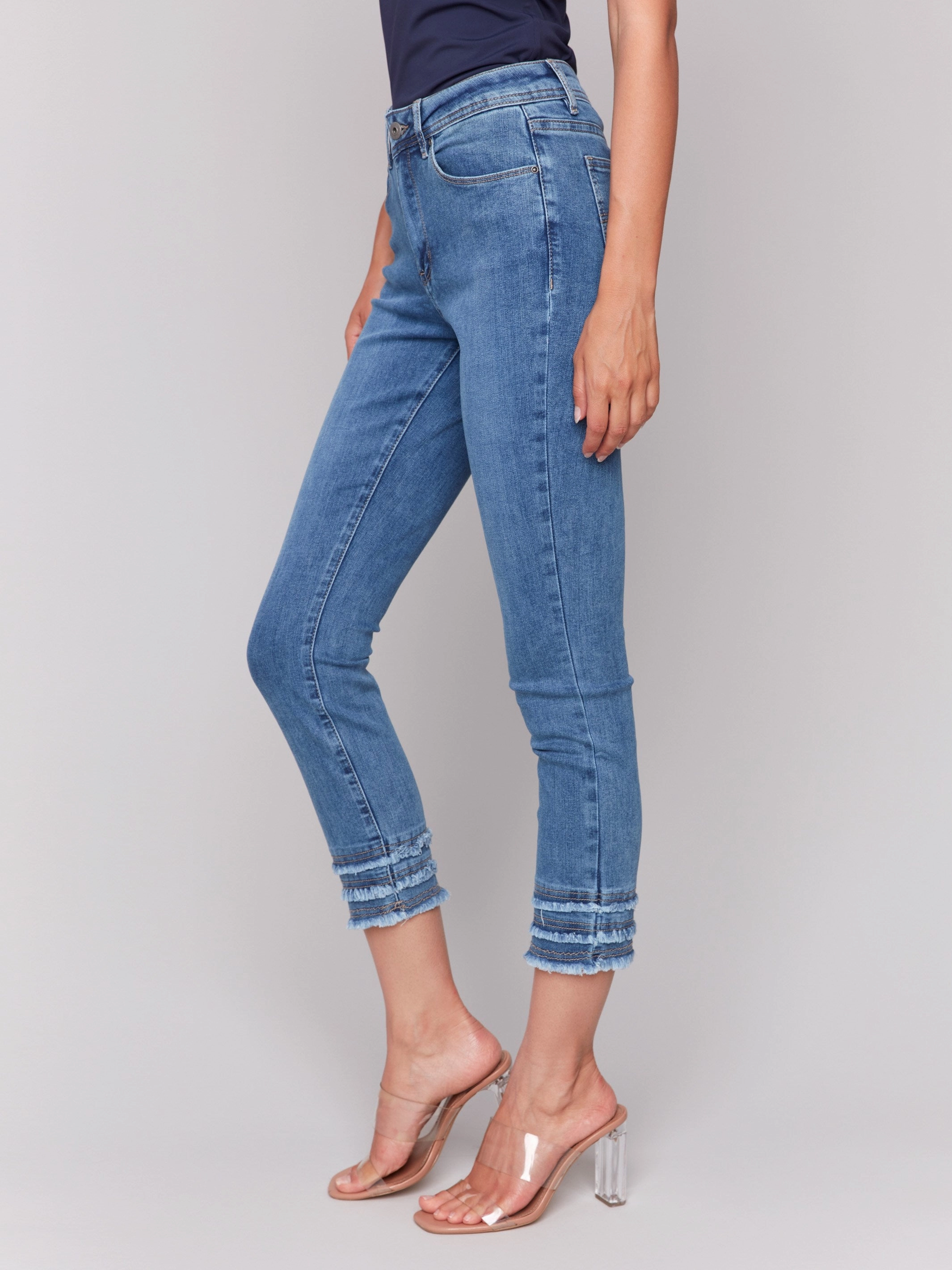 Comfort Fit Frayed Hem Cropped Denim Pants - Medium Blue
