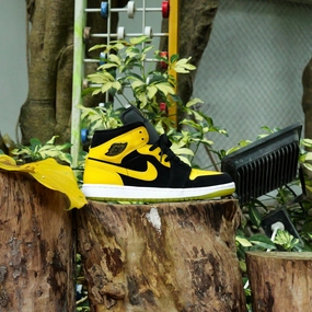 Mens Air Jordan 1 Mid SE (Black/White/Varsity Maize) Lightweight Responsive Cushioning Soft Step