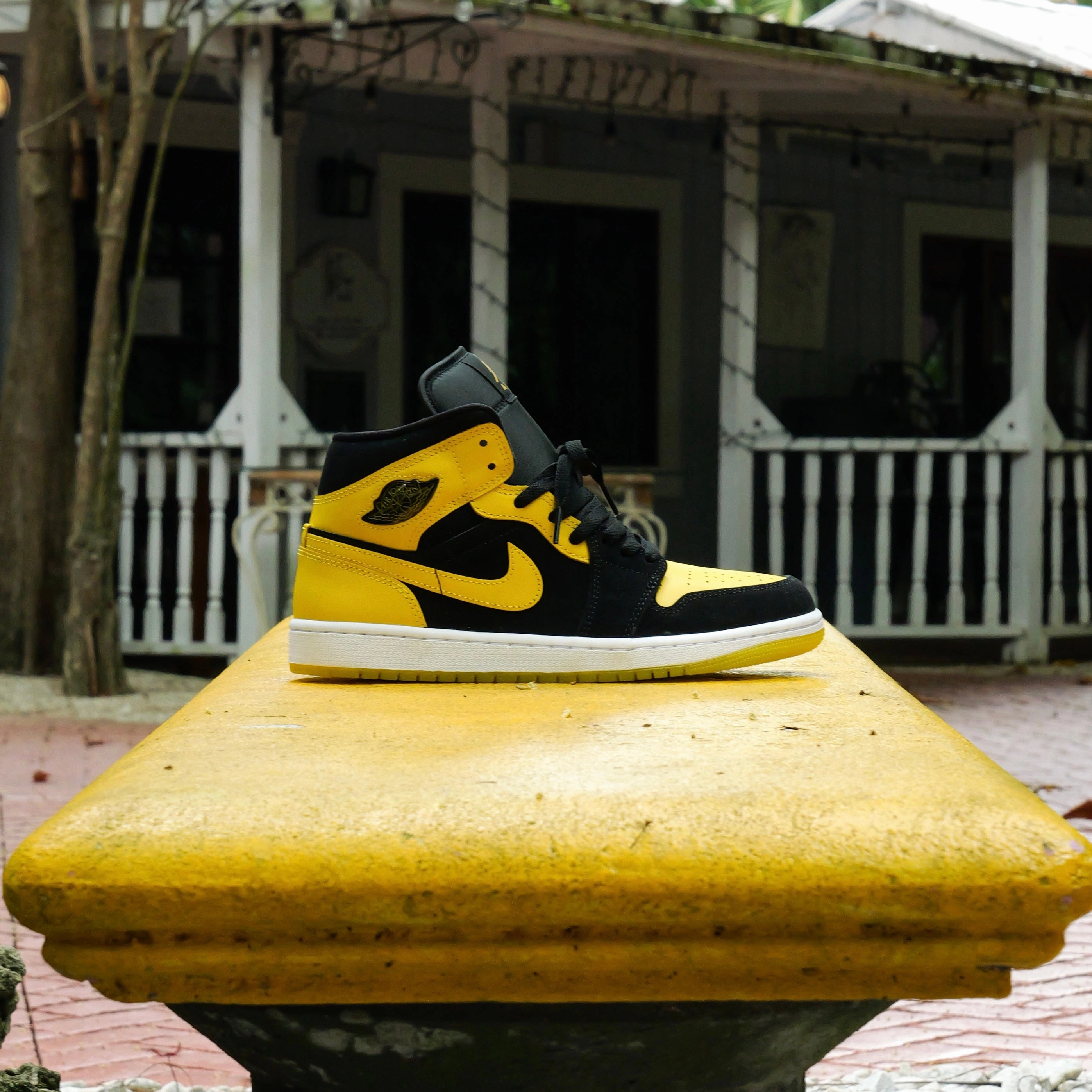 Walk Routine Mens Air Jordan 1 Mid SE (Black/White/Varsity Maize)