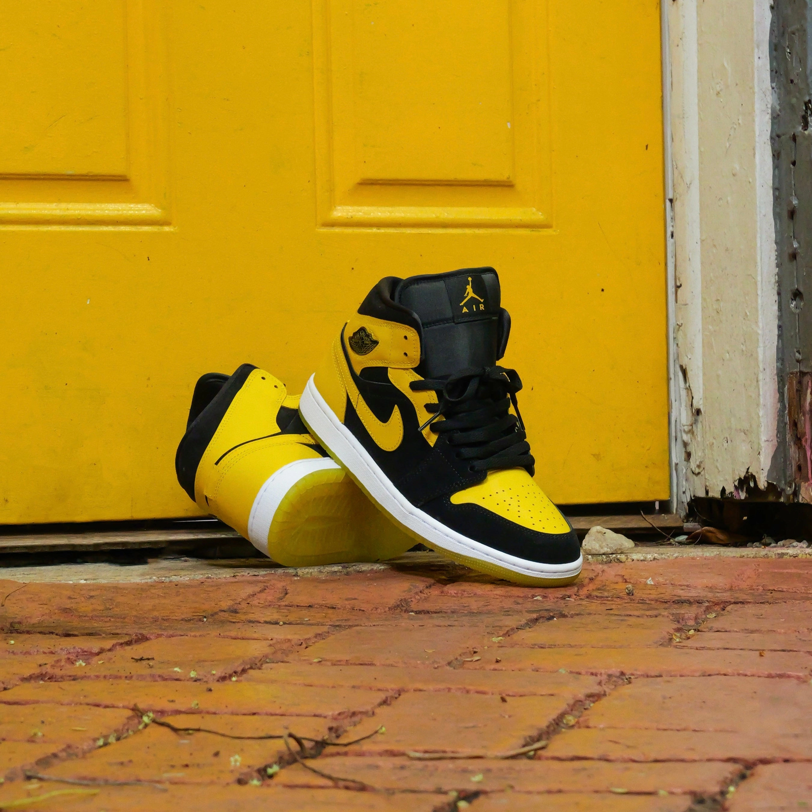 Mens Air Jordan 1 Mid SE (Black/White/Varsity Maize) Ergonomic Footbed Airflow Enhanced Tongue