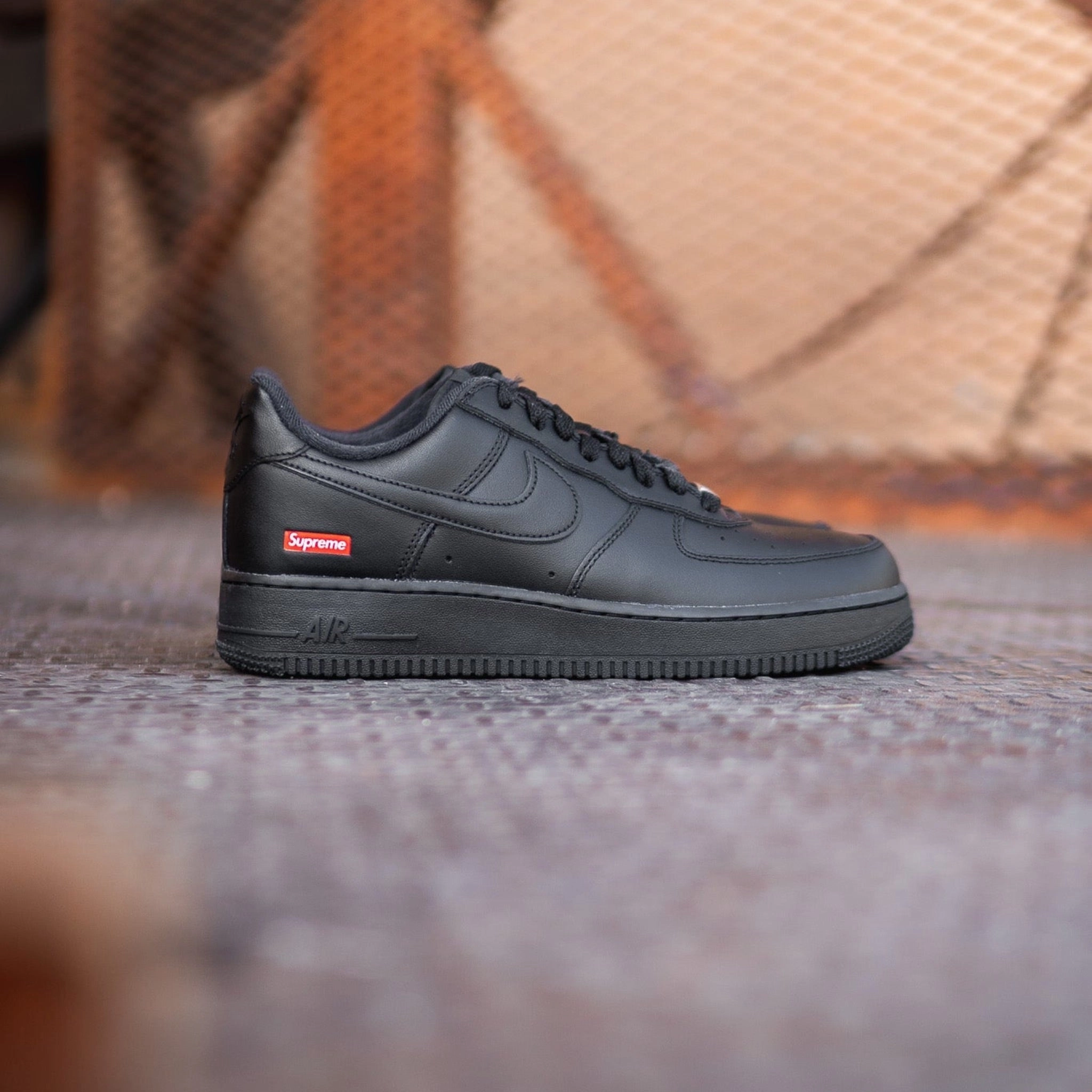 Bold flair Nike x Supreme Air Force 1 Low SP (Black)