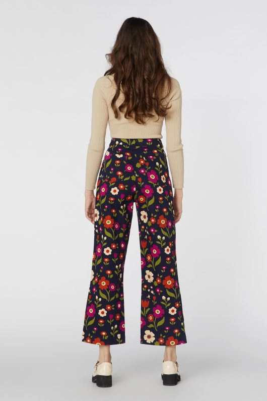 Relaxed Style Smart Casual Minimalist Style Premium Outdoor Enthusiast Ingrid Floral Jean