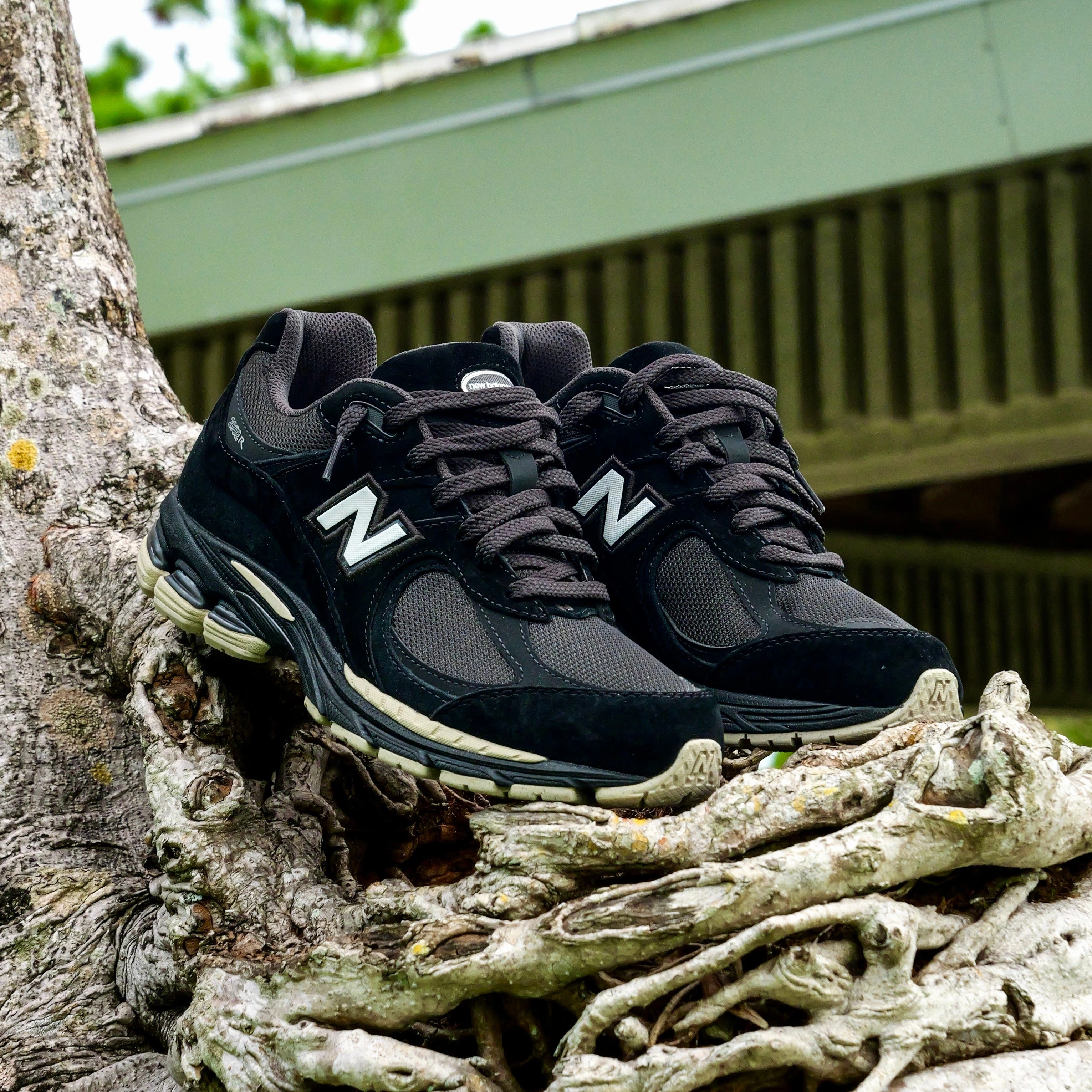 Clean Stitching Mens New Balance 2002R (Black/Brown) - U2002RL