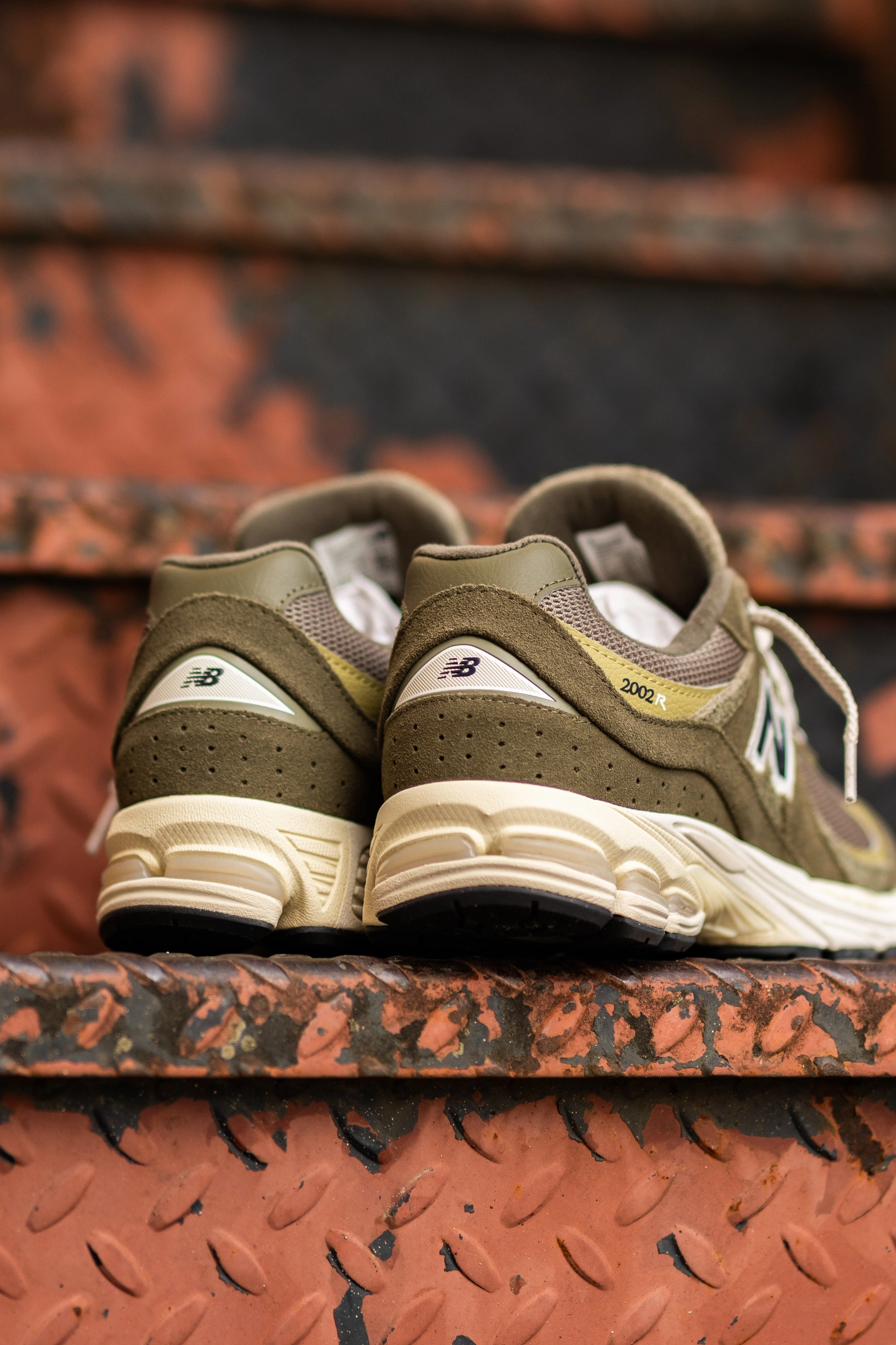 Compression Molded Midsoles Thickened Collar Mens New Balance 2002R (Green/Green) - M2002RZD