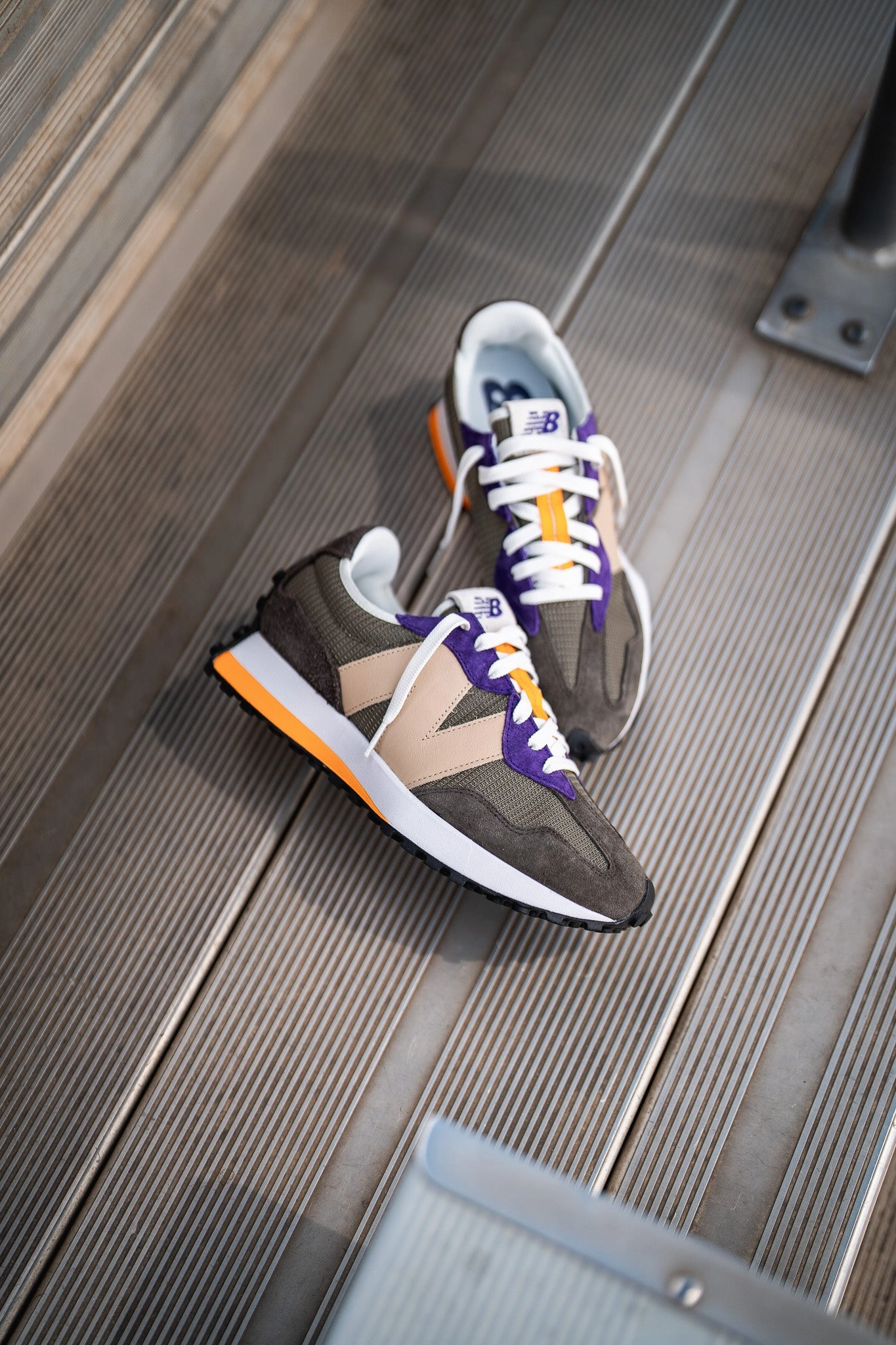 Athletic Purpose Mens New Balance 327 (Skunk) - MS327DO