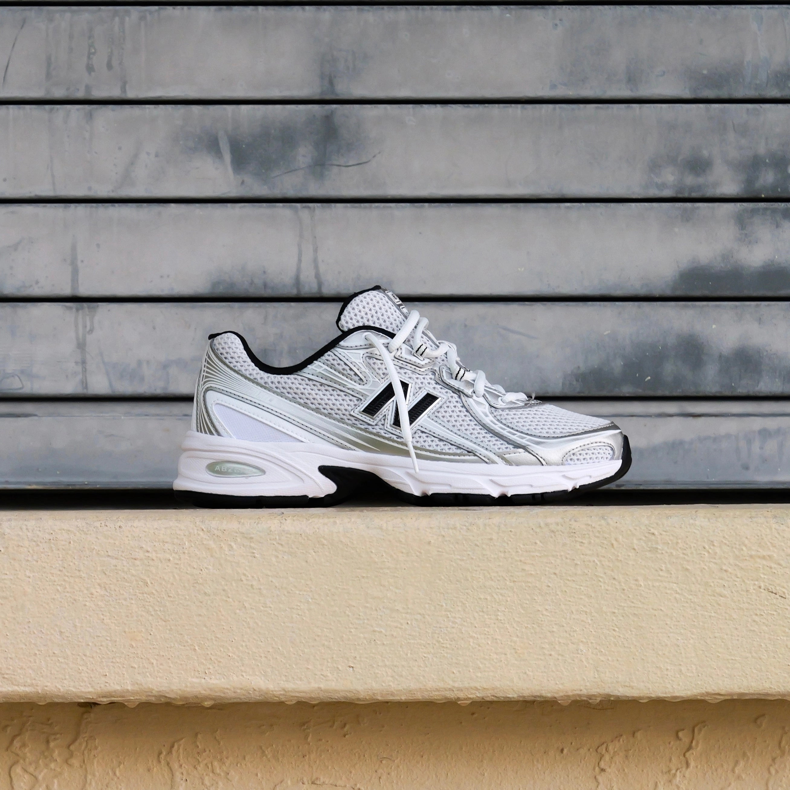 Outdoor Walks Shock-absorbent Mens New Balance 740 (White/Silver Metallic/Black) - U740NW2