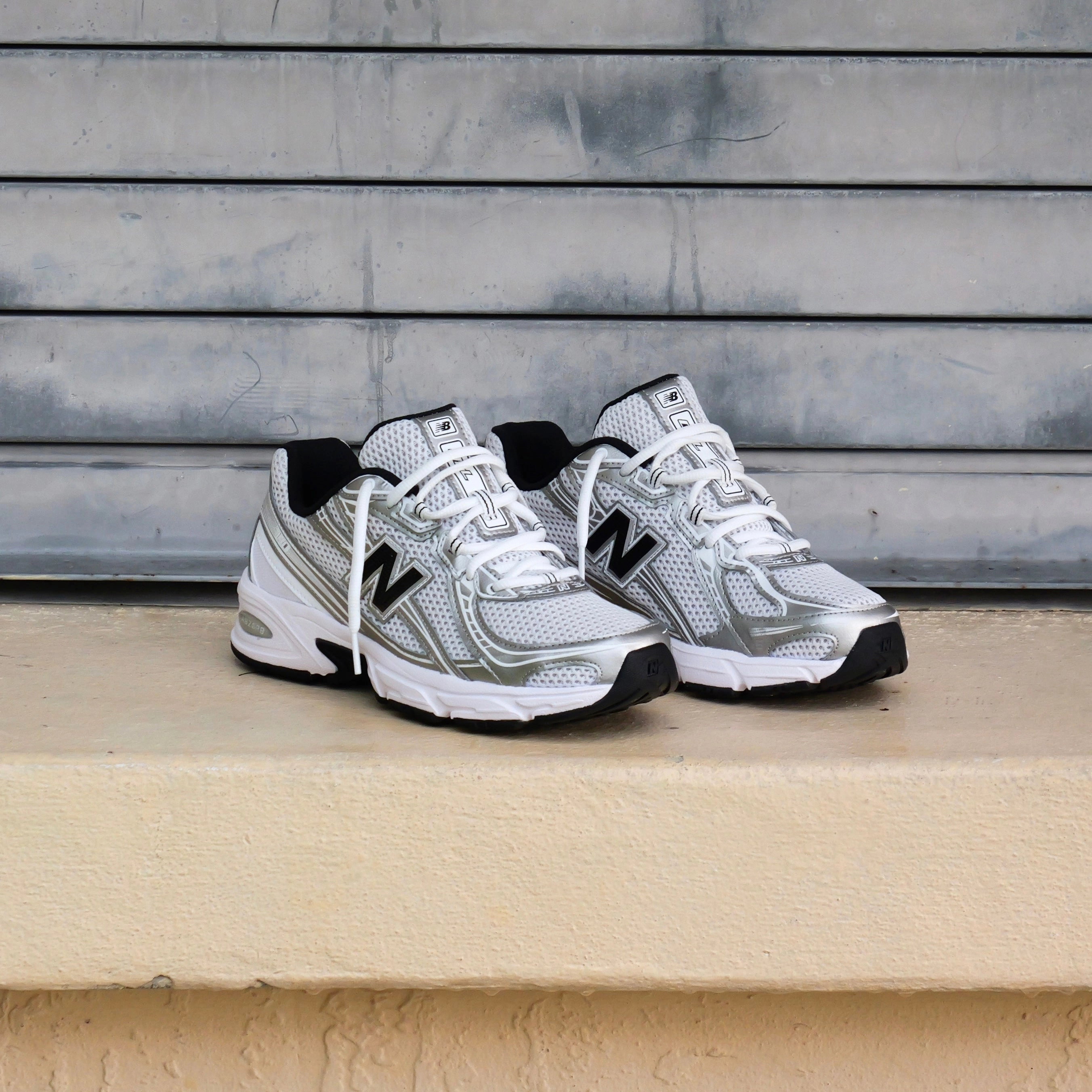 Temperature control Cushioned Heel Cradle Mens New Balance 740 (White/Silver Metallic/Black) - U740NW2