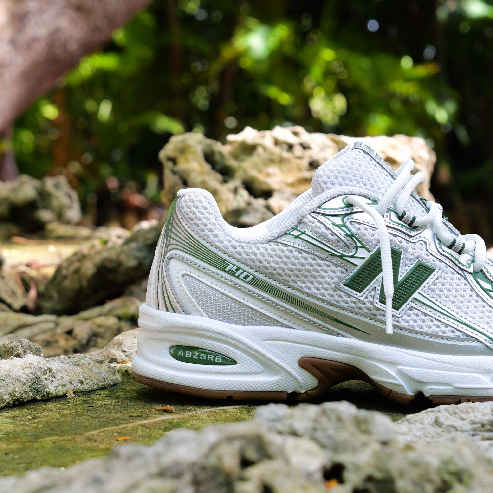 Sneaker Display Mens New Balance 740SF2 (Metallic Silver/Green)