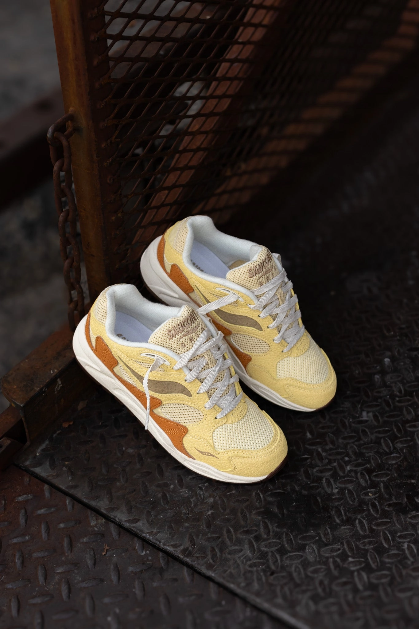 Modern Outfit Mens Saucony Grid Shadow 2 (Mustard/Tan)