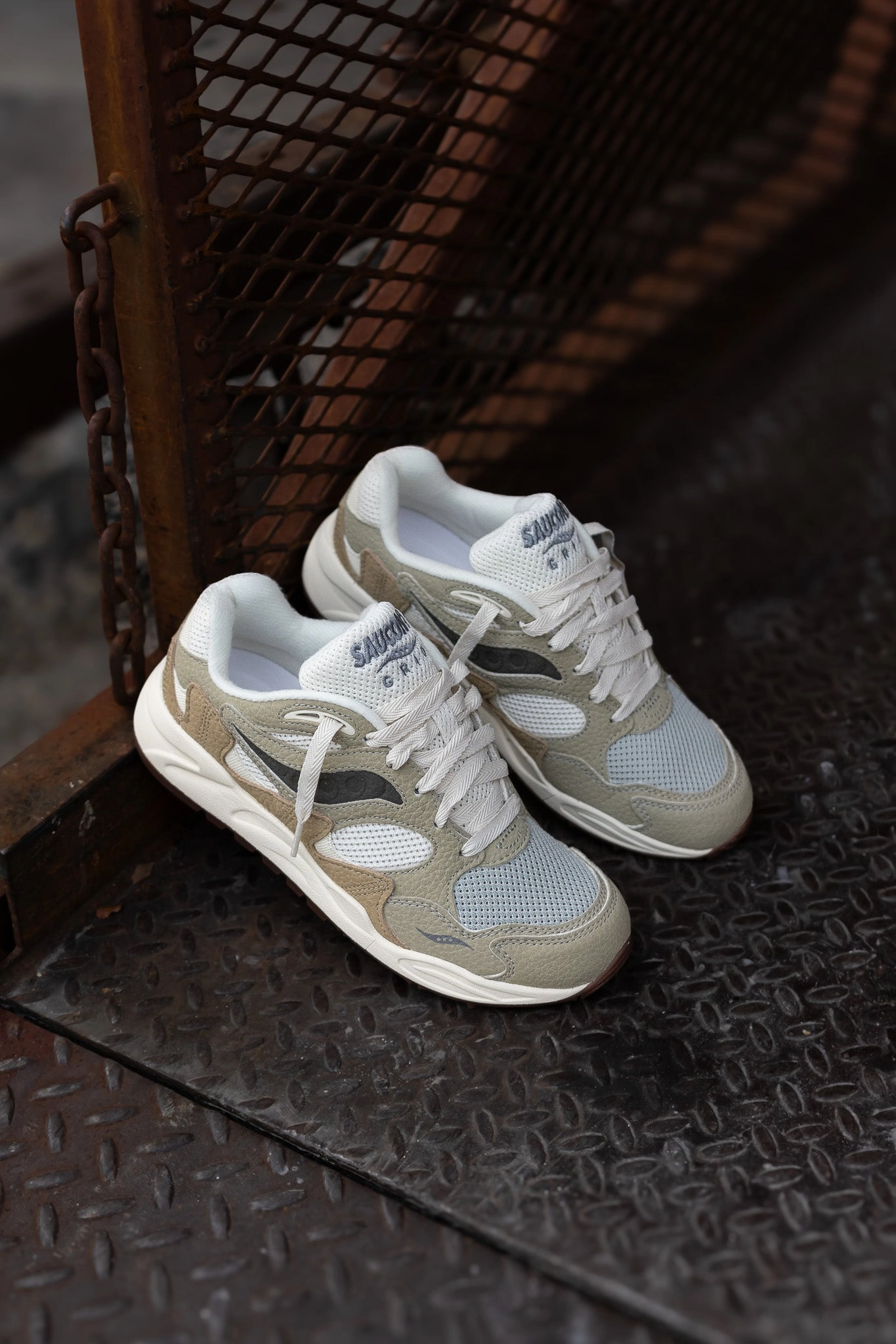 Urban Chic Total Control Mens Saucony Grid Shadow 2 (Sand/Sage)