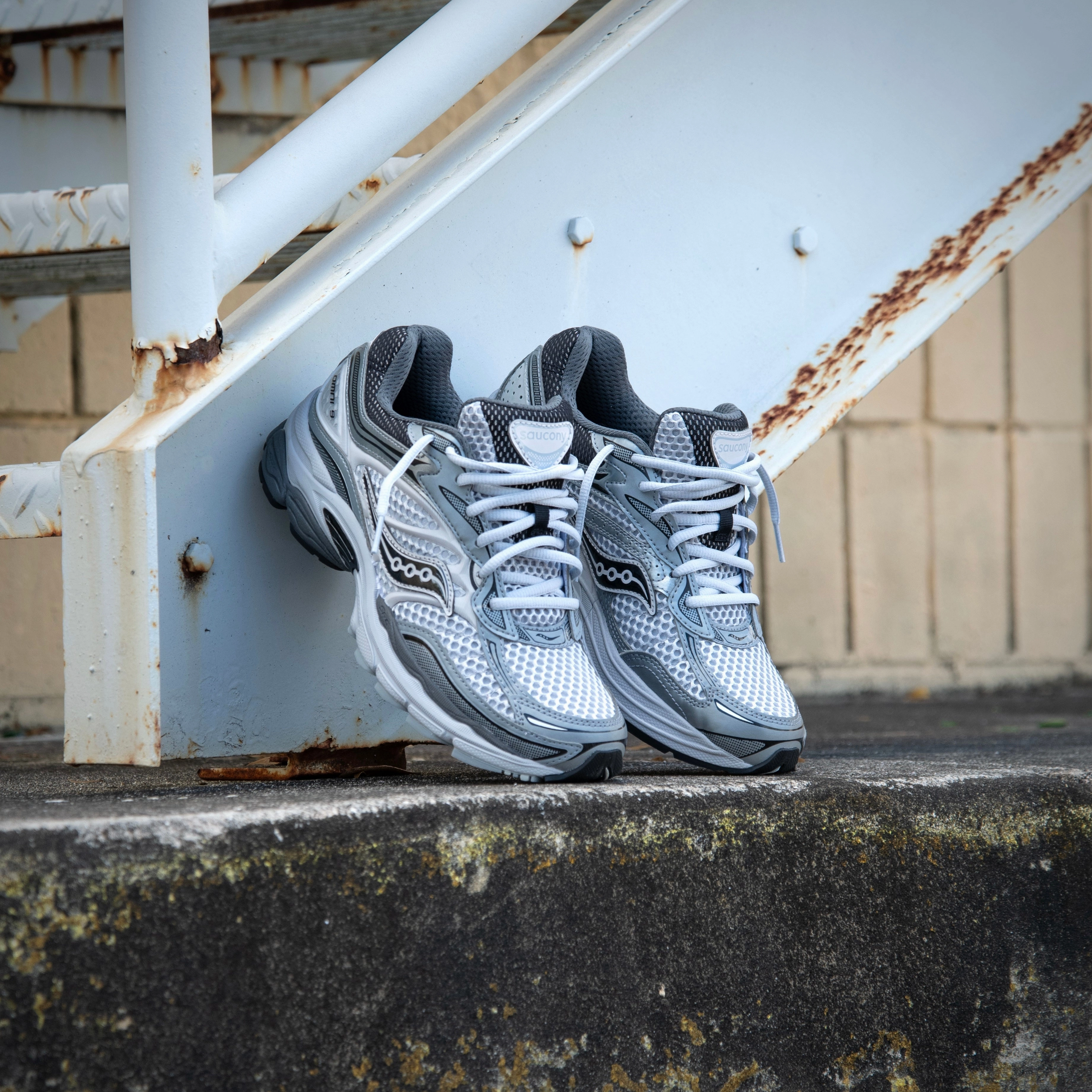 Mens Saucony ProGrid Omni 9 (Microchip/Gris) Ventilated Mesh Work Life