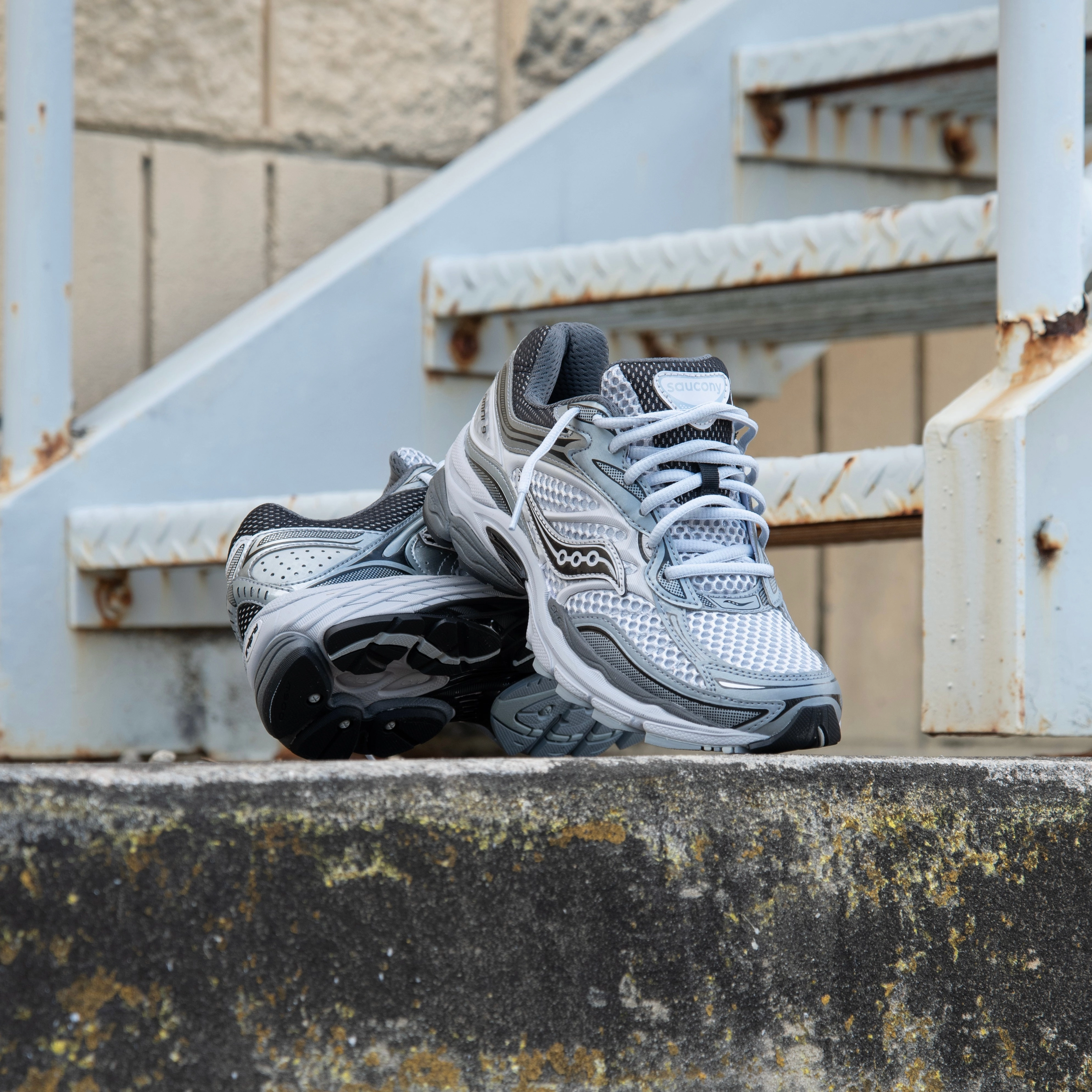 Mens Saucony ProGrid Omni 9 (Microchip/Gris) cushioning technology Relax Walk