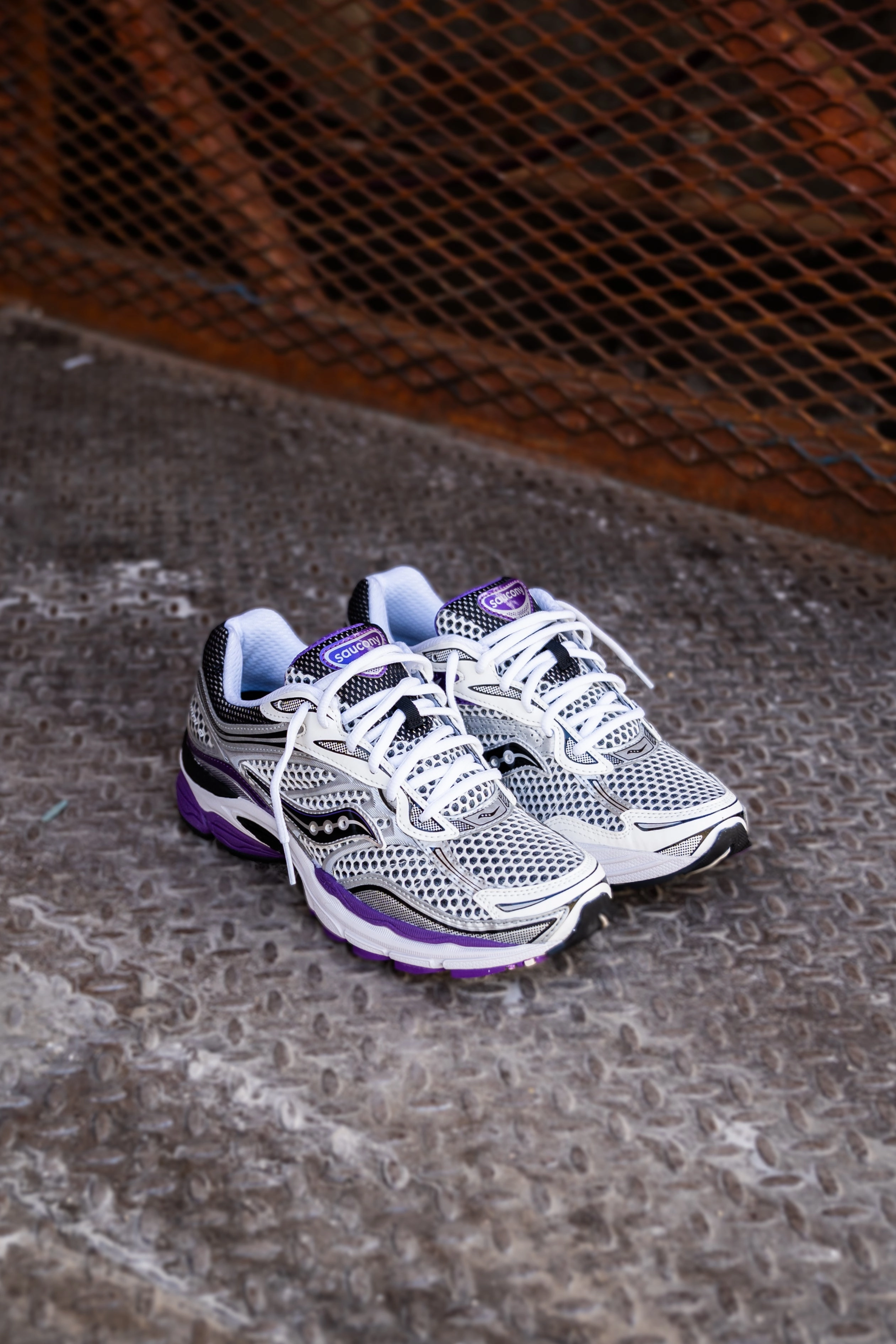 Mens Saucony ProGrid Omni 9 (Silver/Purple) Shape Hold Foam Cushioning