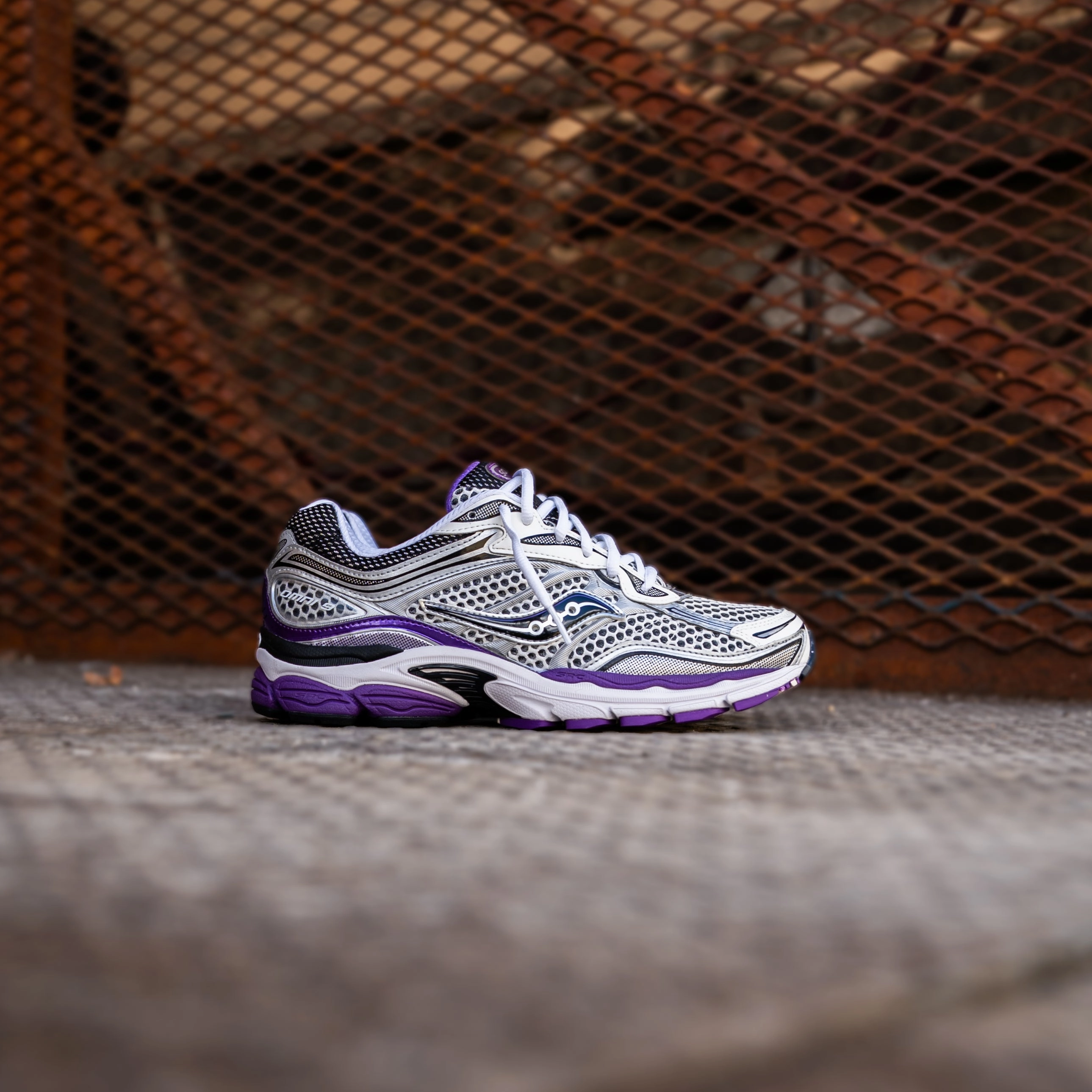 Breathable mesh construction Exclusive Look Mens Saucony ProGrid Omni 9 (Silver/Purple)