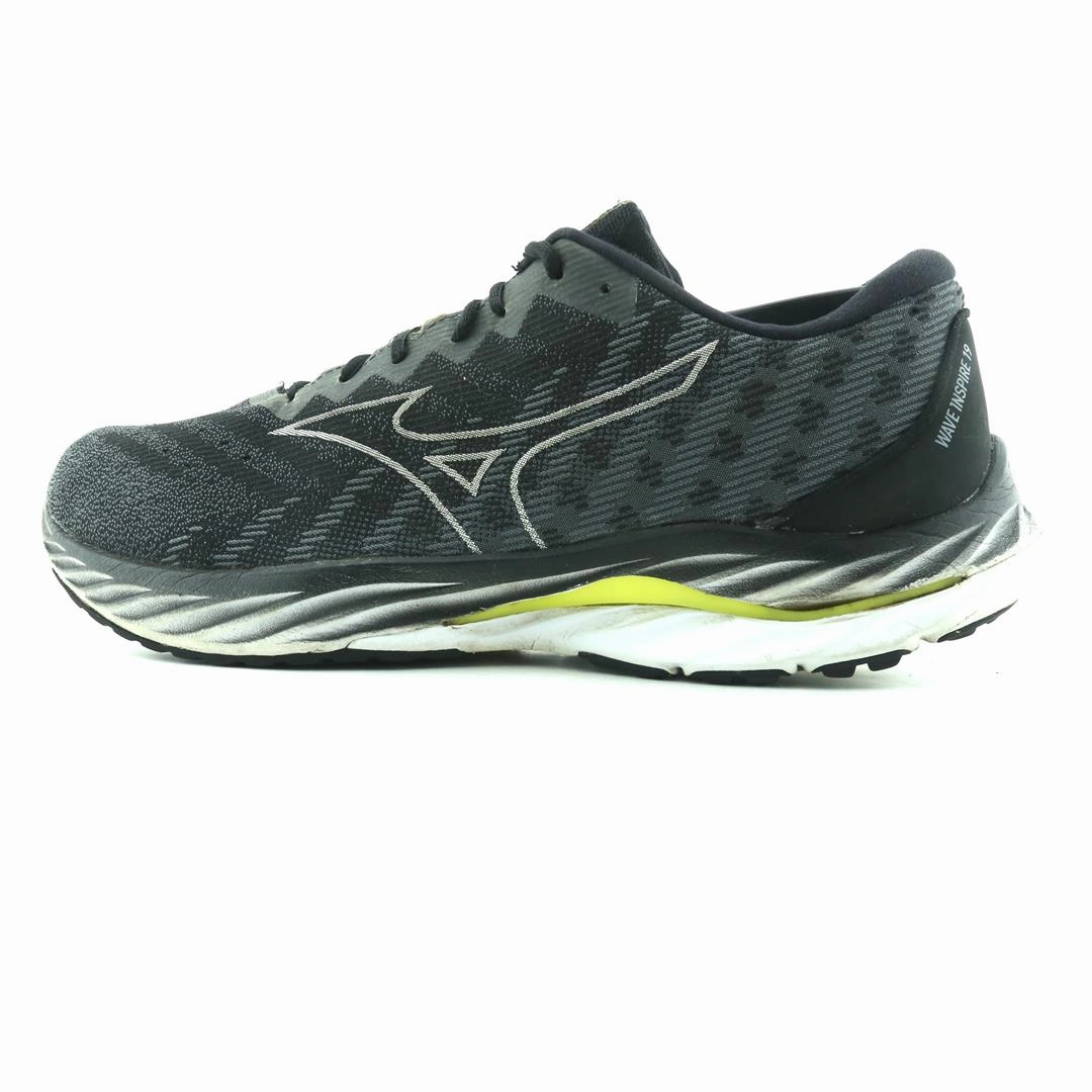 MIZUNO WAVE INSPIRE 19 running in an airport area shoes