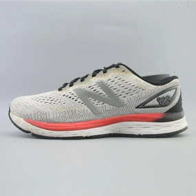 NEW BALANCE 880 V9 Traction Outsole running in a historic bridge area shoes
