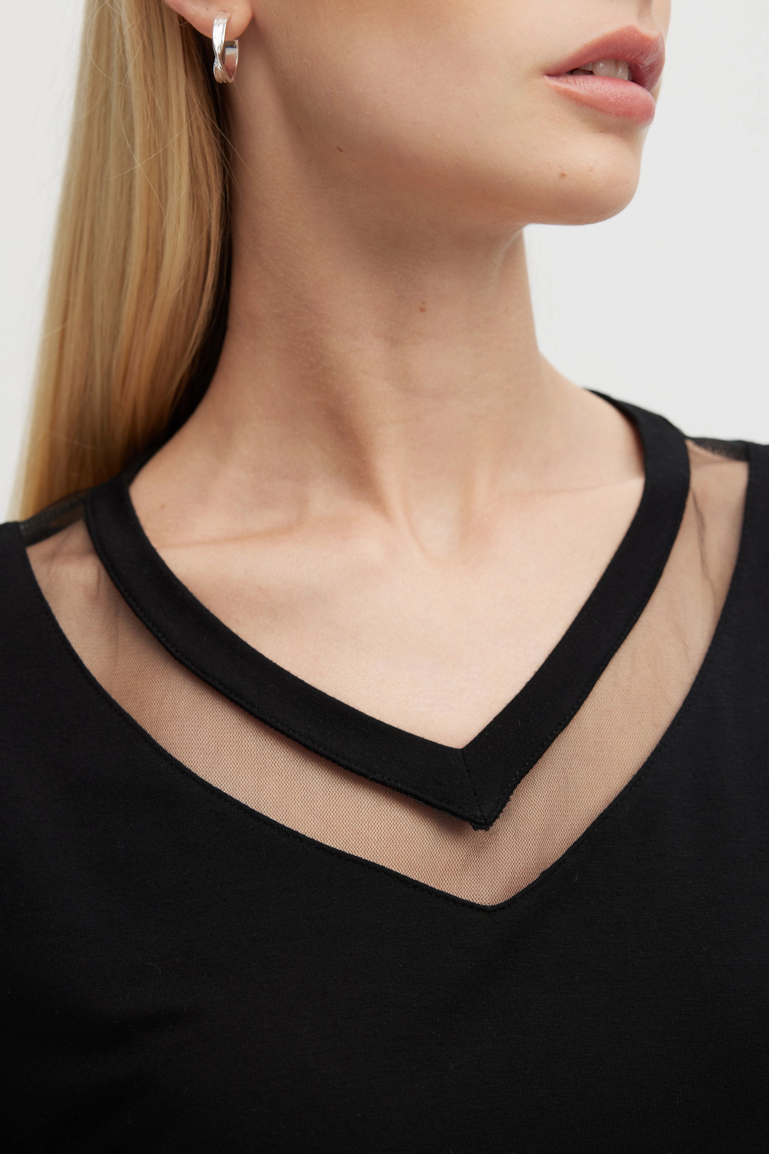 SweatAbsorbentLining TULLE INSERTS V-NECK TEE