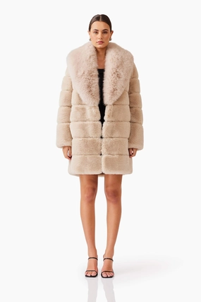 Keystone Faux Fur Coat in Beige Chilly Wear Oversized-Fit