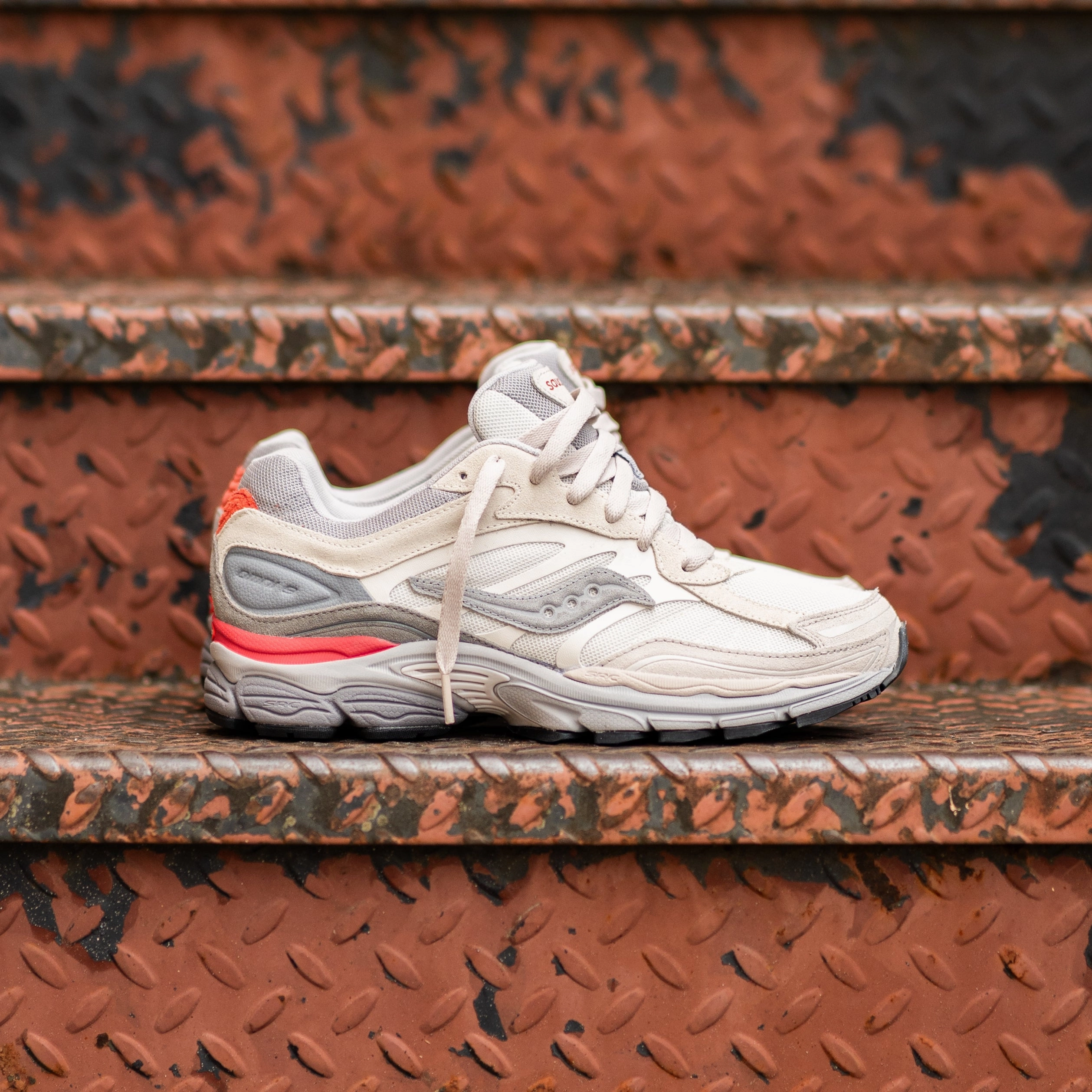 City Fit Mens Saucony OG ProGrid Omni 9 (Ivory/Grey)