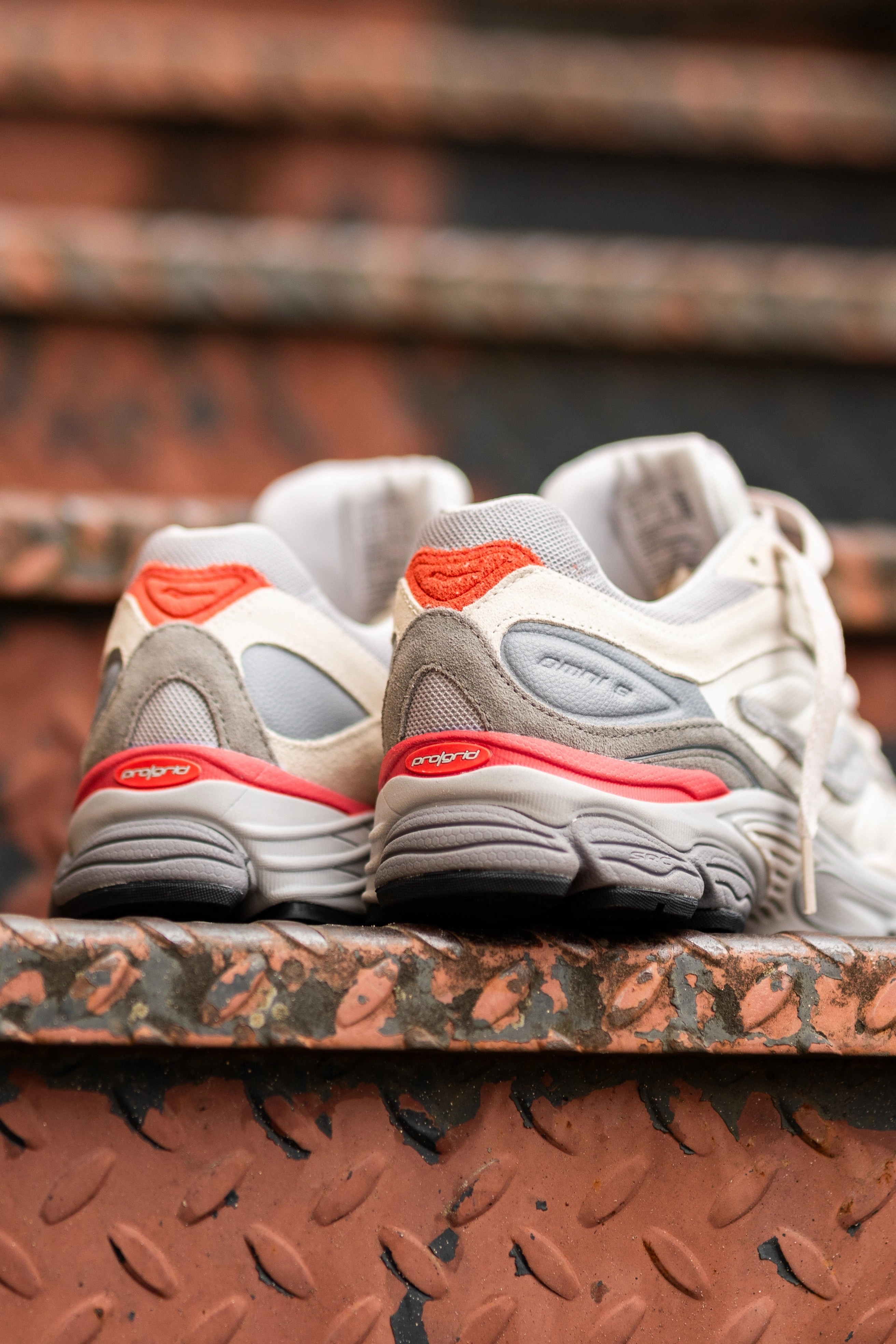 Outdoor Vibes Mens Saucony OG ProGrid Omni 9 (Ivory/Grey)