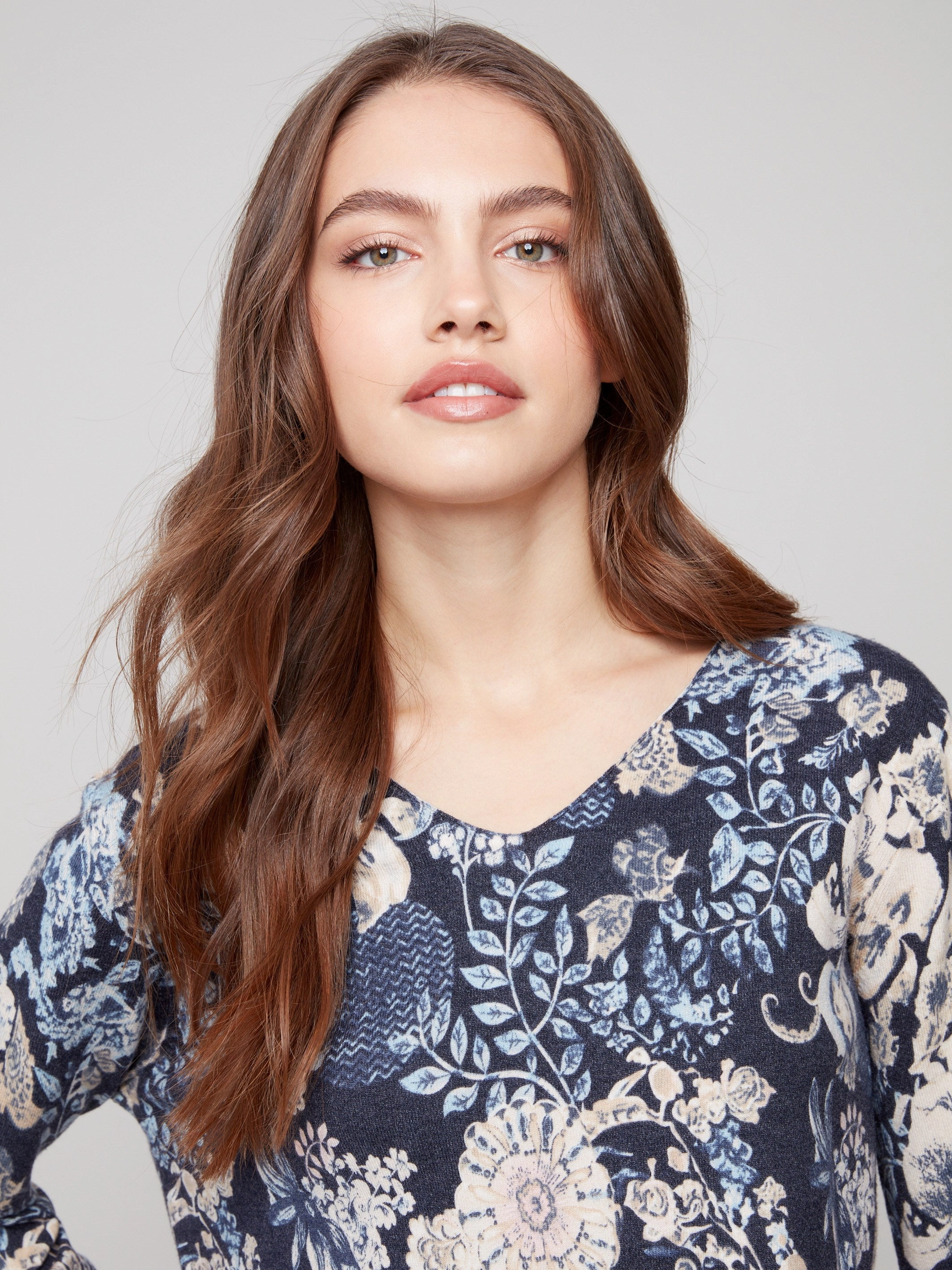 Influencer Dry - Cleanable Printed V-Neck Sweater - Posh