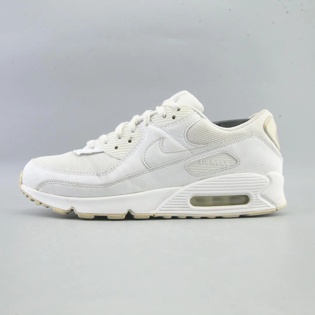 NIKE AIR MAX 90 Comfort - enhancing Flexible Traction Pattern