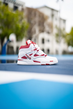 Comfort Fit Design Ground Feel Reebok Pump Omni Zone II (Vector Red)