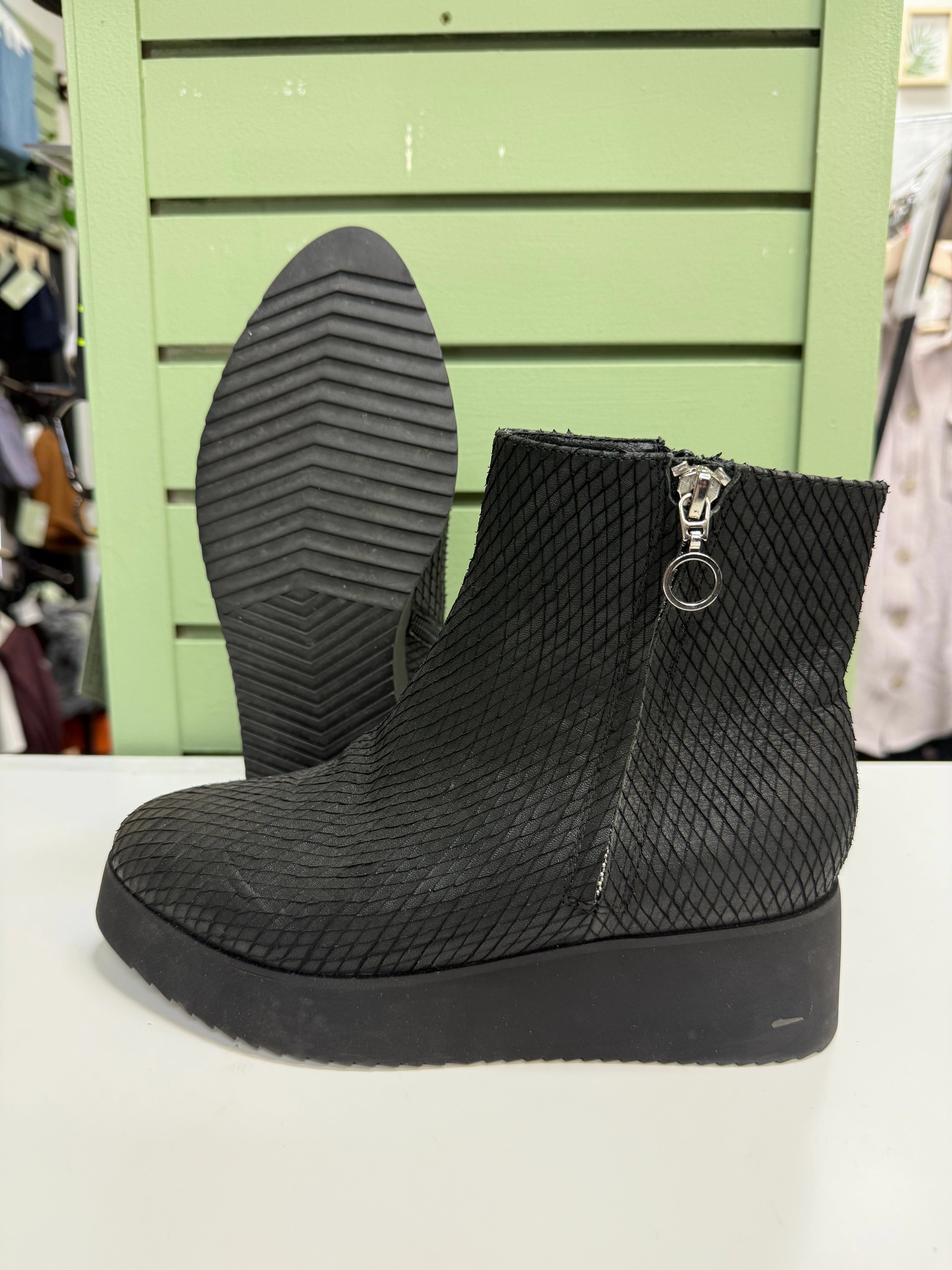 Protective Sole Shoe The Bear Cleo Platform Boots (Womens 6/37)