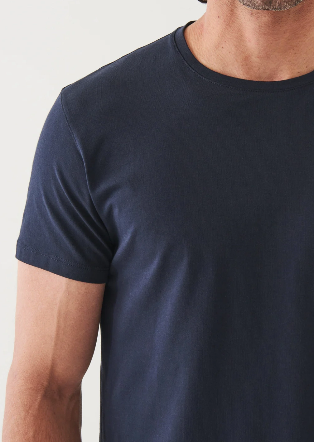 SHORT SLEEVE ICONIC CREW TEE Free Fit Sheer Glow