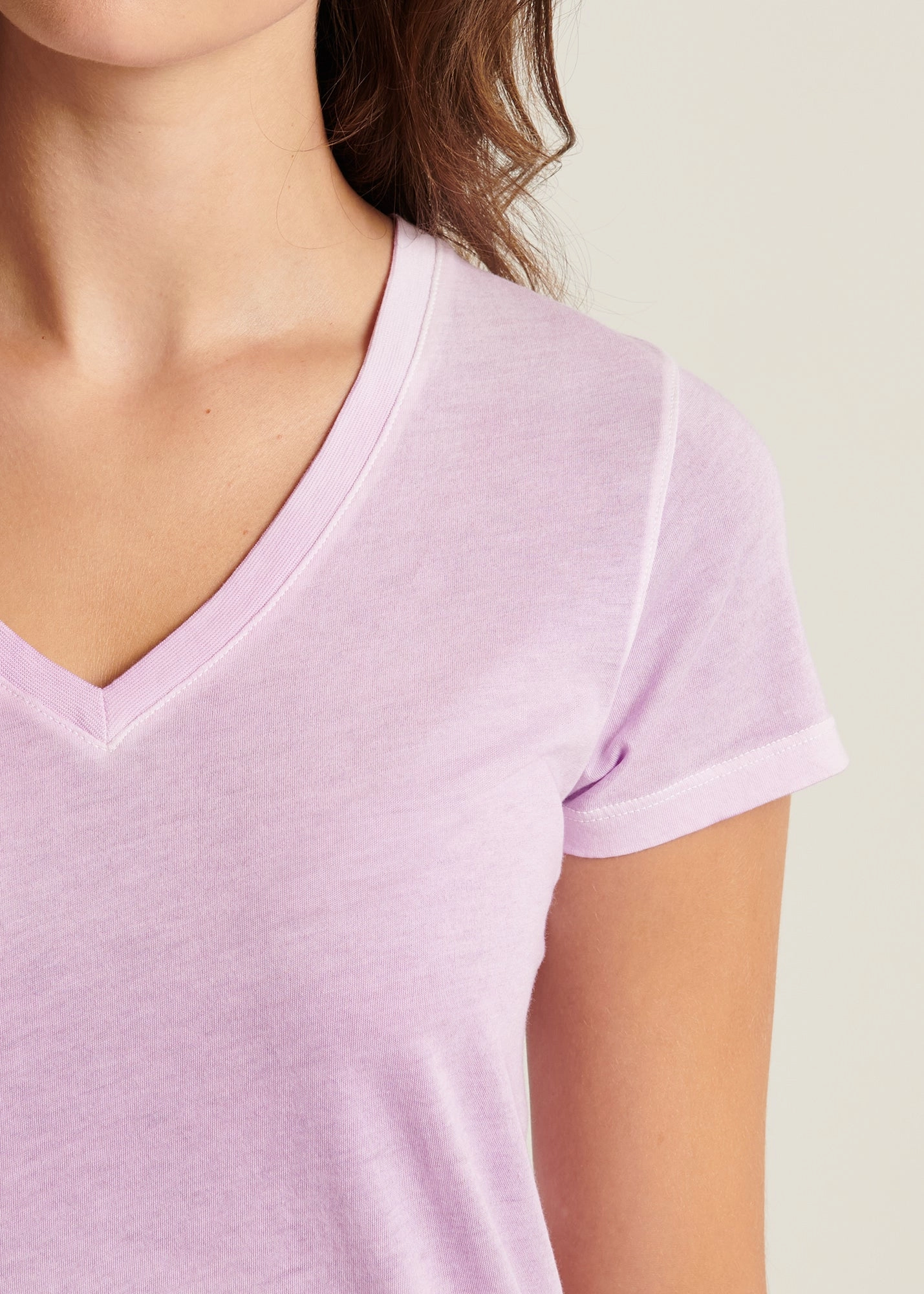 Comfortable Shoes Calm Ease SHORT SLEEVE PIMA CLASSIC REVERSE SPRAY V-NECK TEE