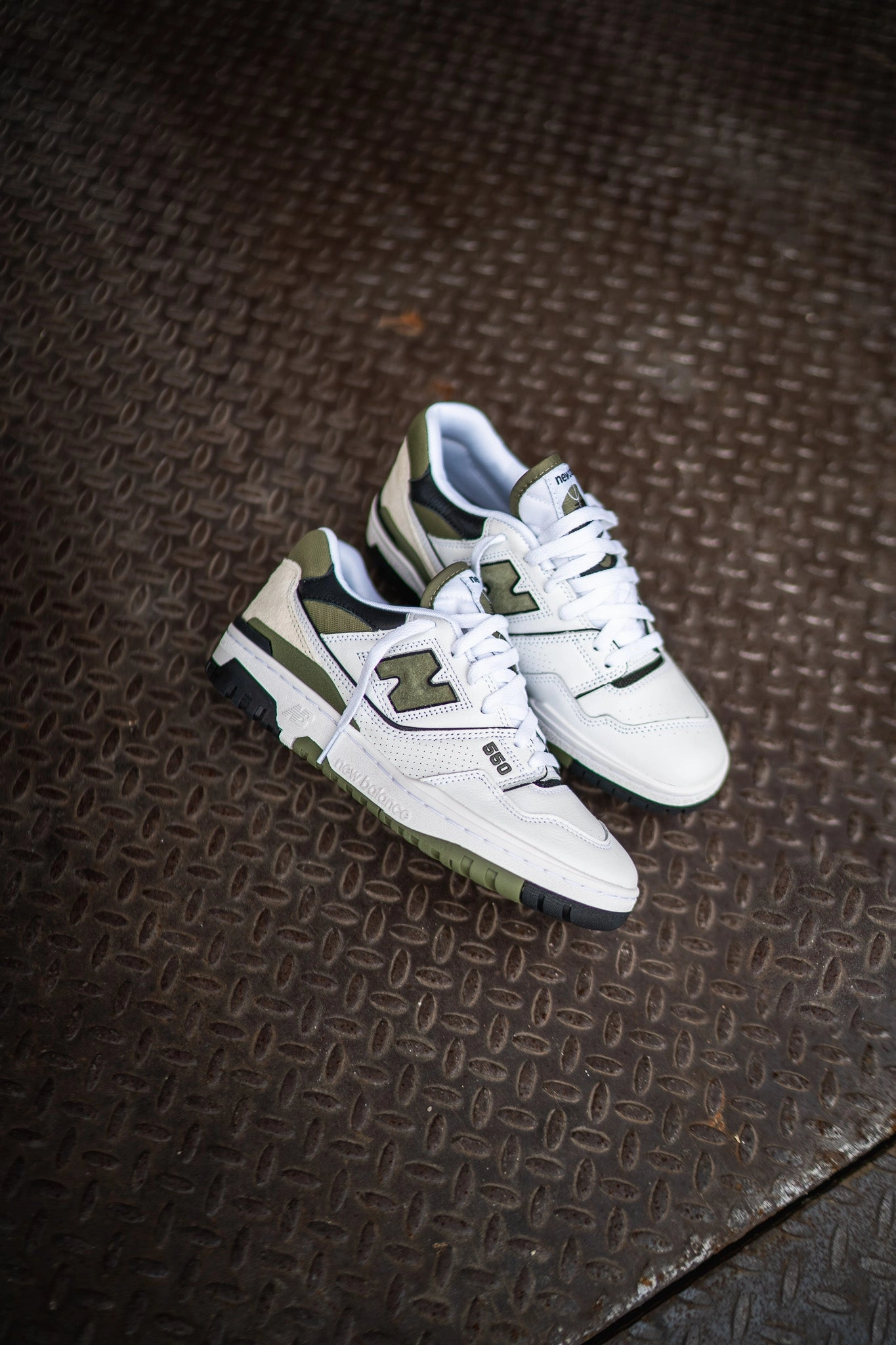 Weekend Sport Mens New Balance 550 (White/Olive) - BB550DOB