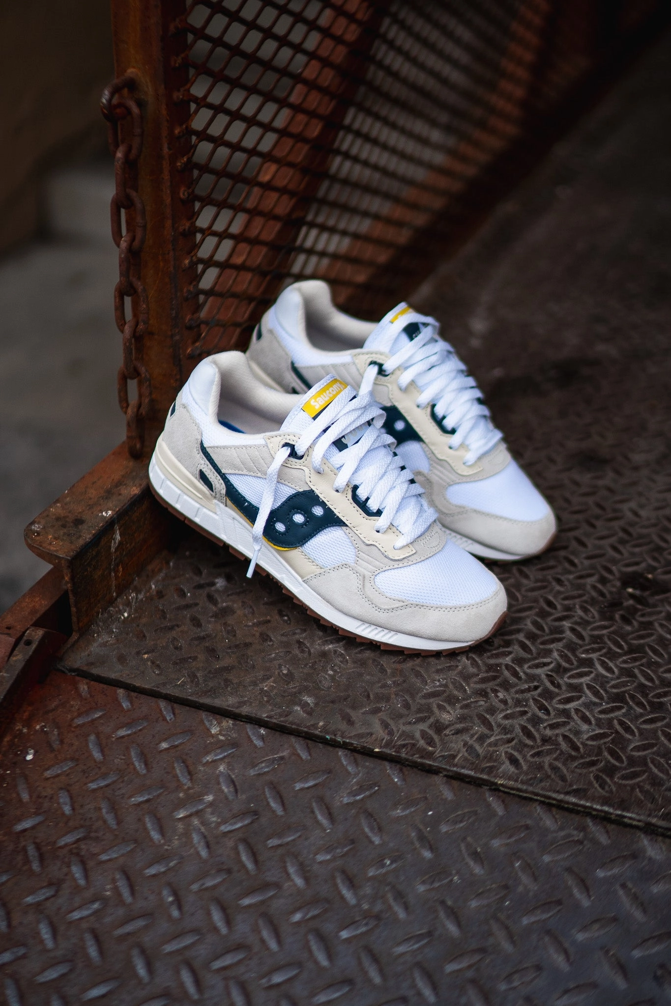 Quick On Weightless Cushion Technology Mens Saucony Shadow 5000 (White/Navy)