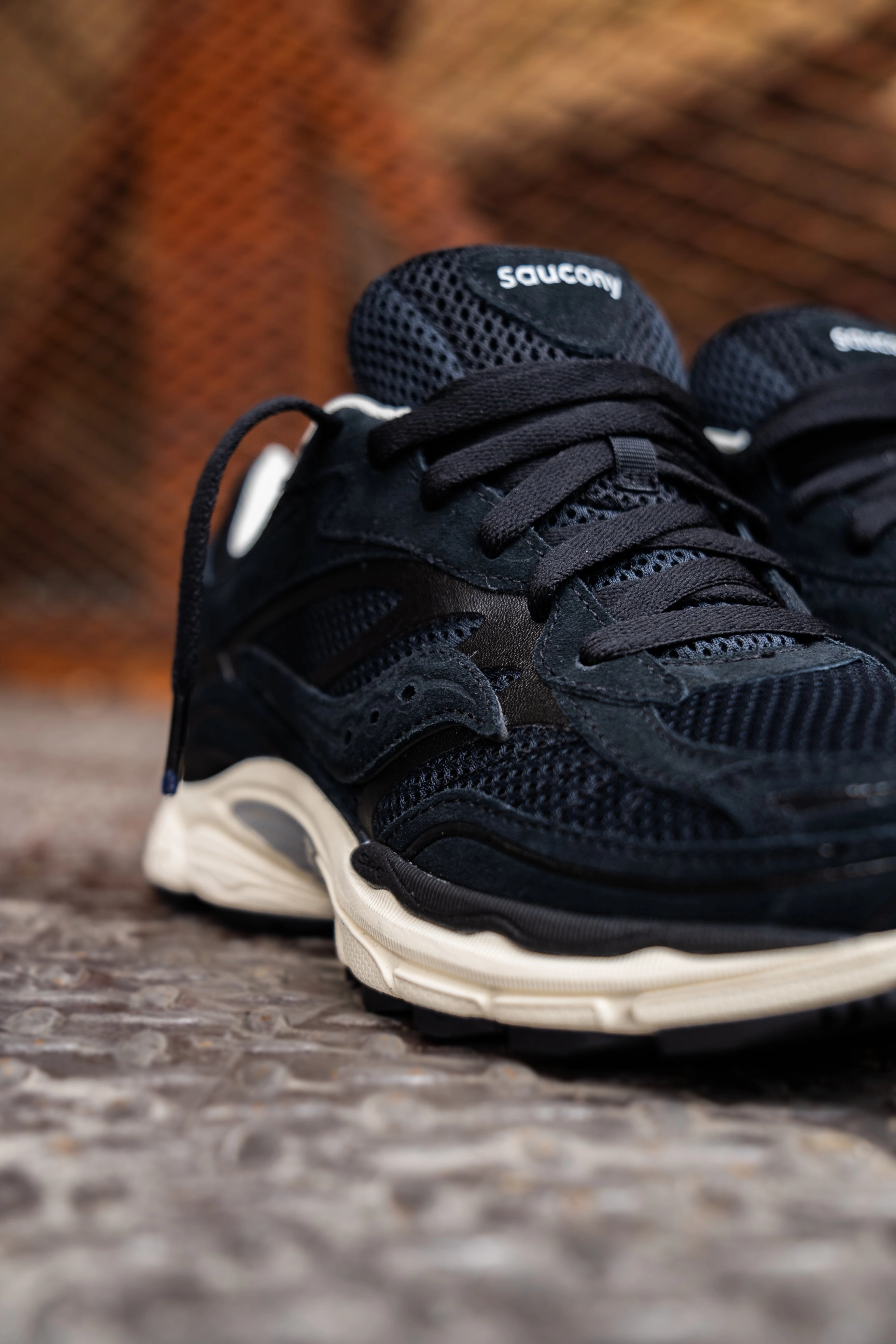 cushioned collar High Rebound Foam Mens Saucony OG ProGrid Omni 9 (Black/Cream)