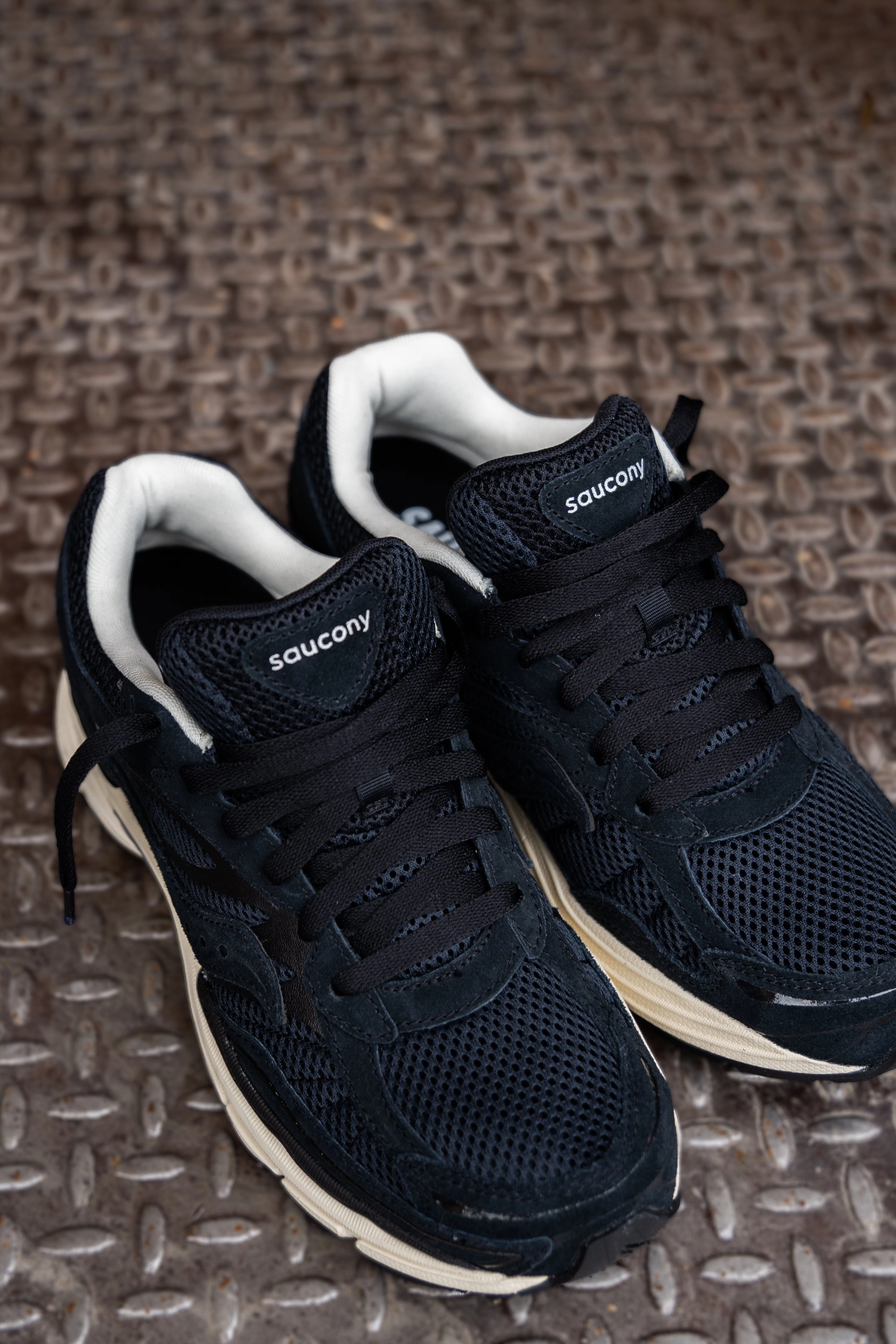 Lightweight Gear Mens Saucony OG ProGrid Omni 9 (Black/Cream)