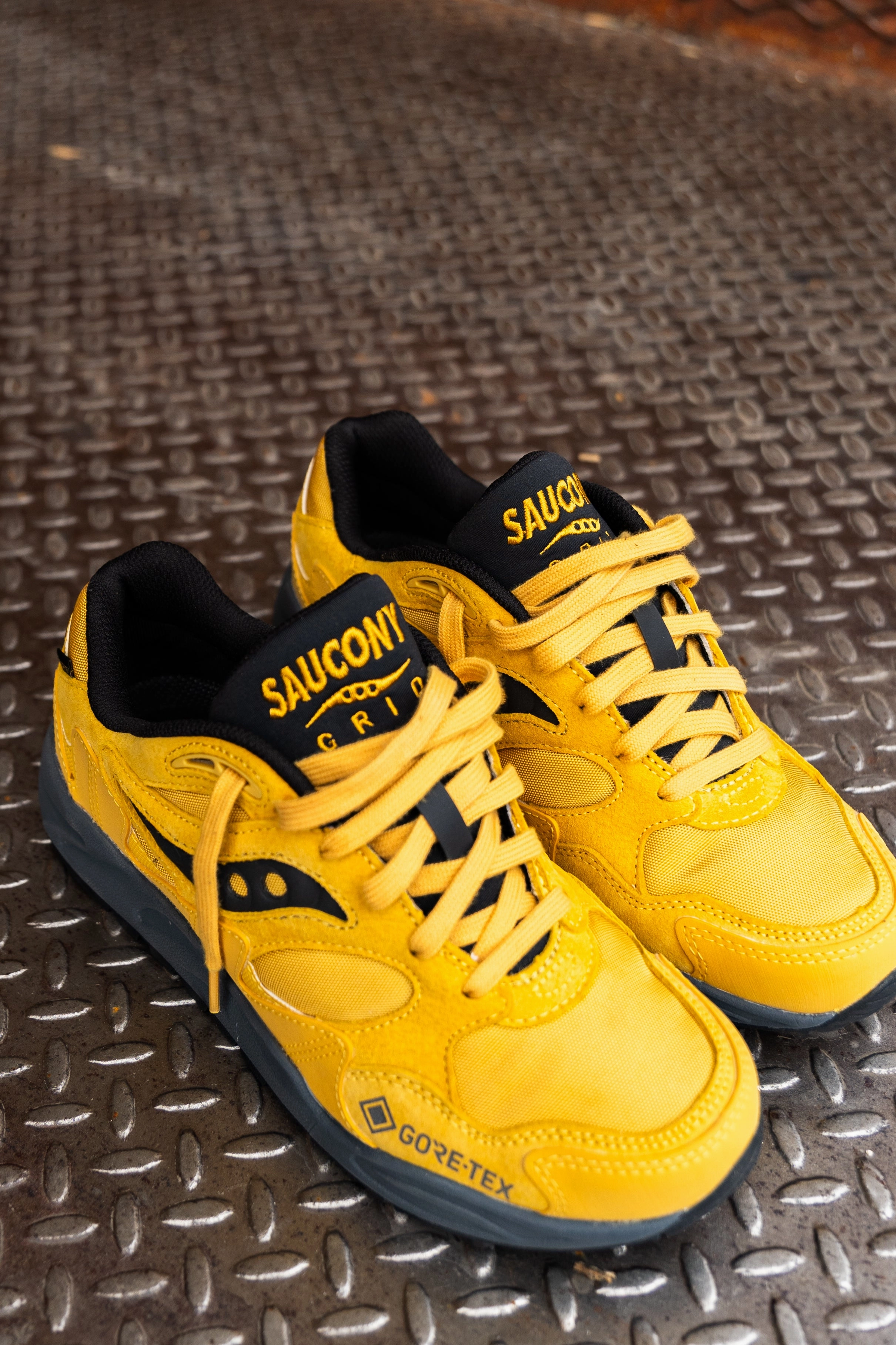 Anti Microbial Treatment Slip On Mechanism Mens Saucony Grid Shadow 2 GTX (Yellow/Black)