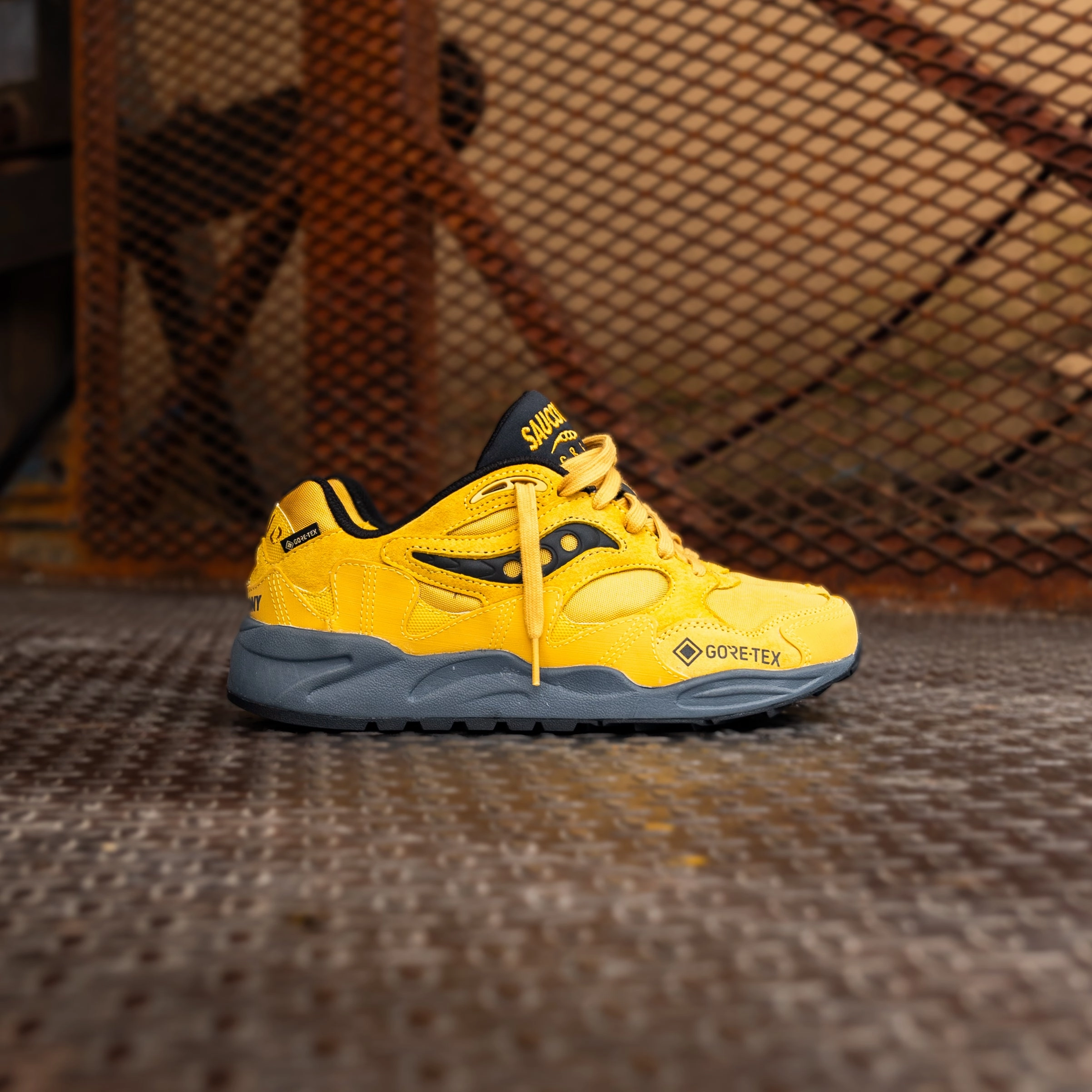 Road Performance Mens Saucony Grid Shadow 2 GTX (Yellow/Black)