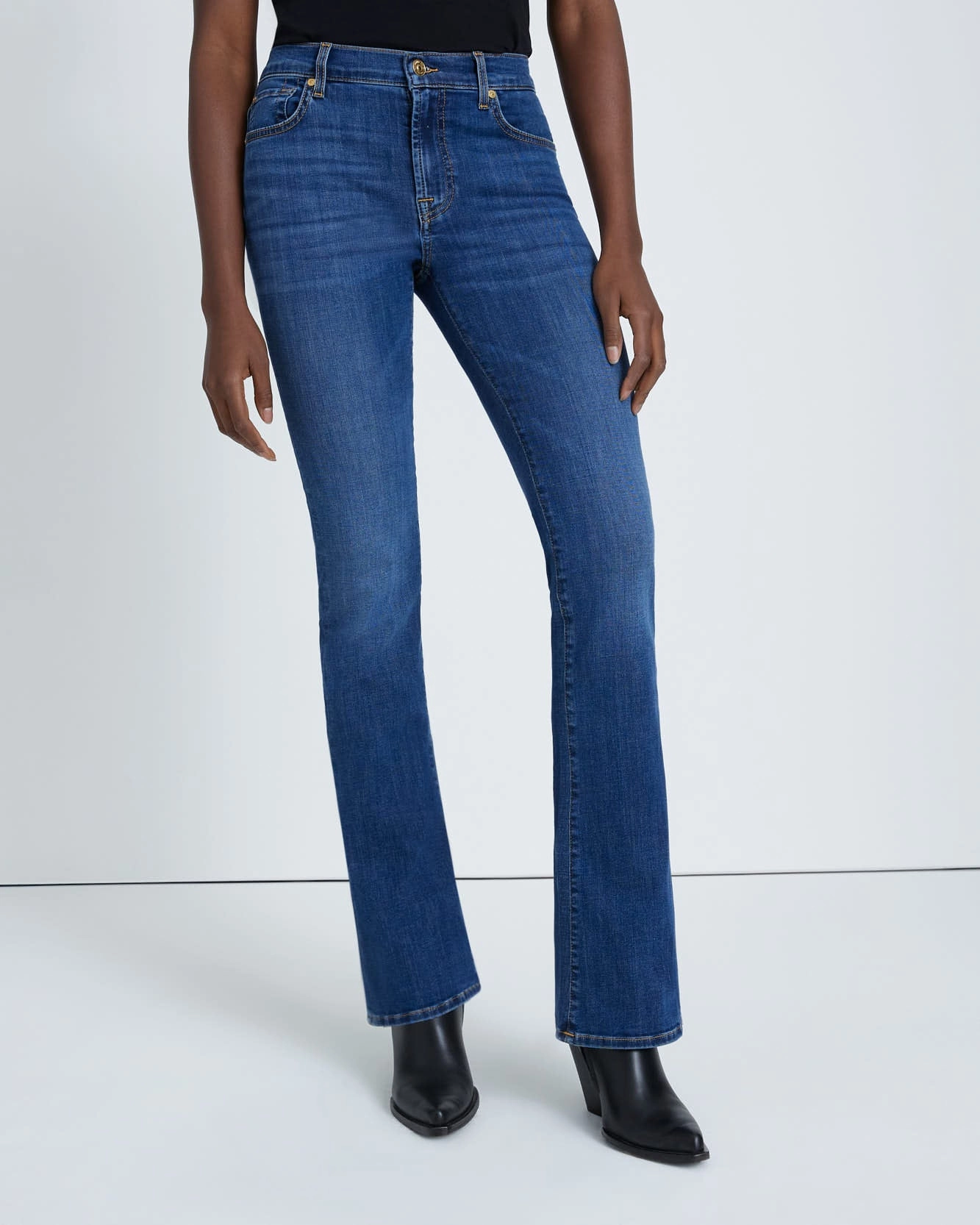 KIMMIE MID RISE BOOTCUT IN DUTCHESS WASH Light Outfit