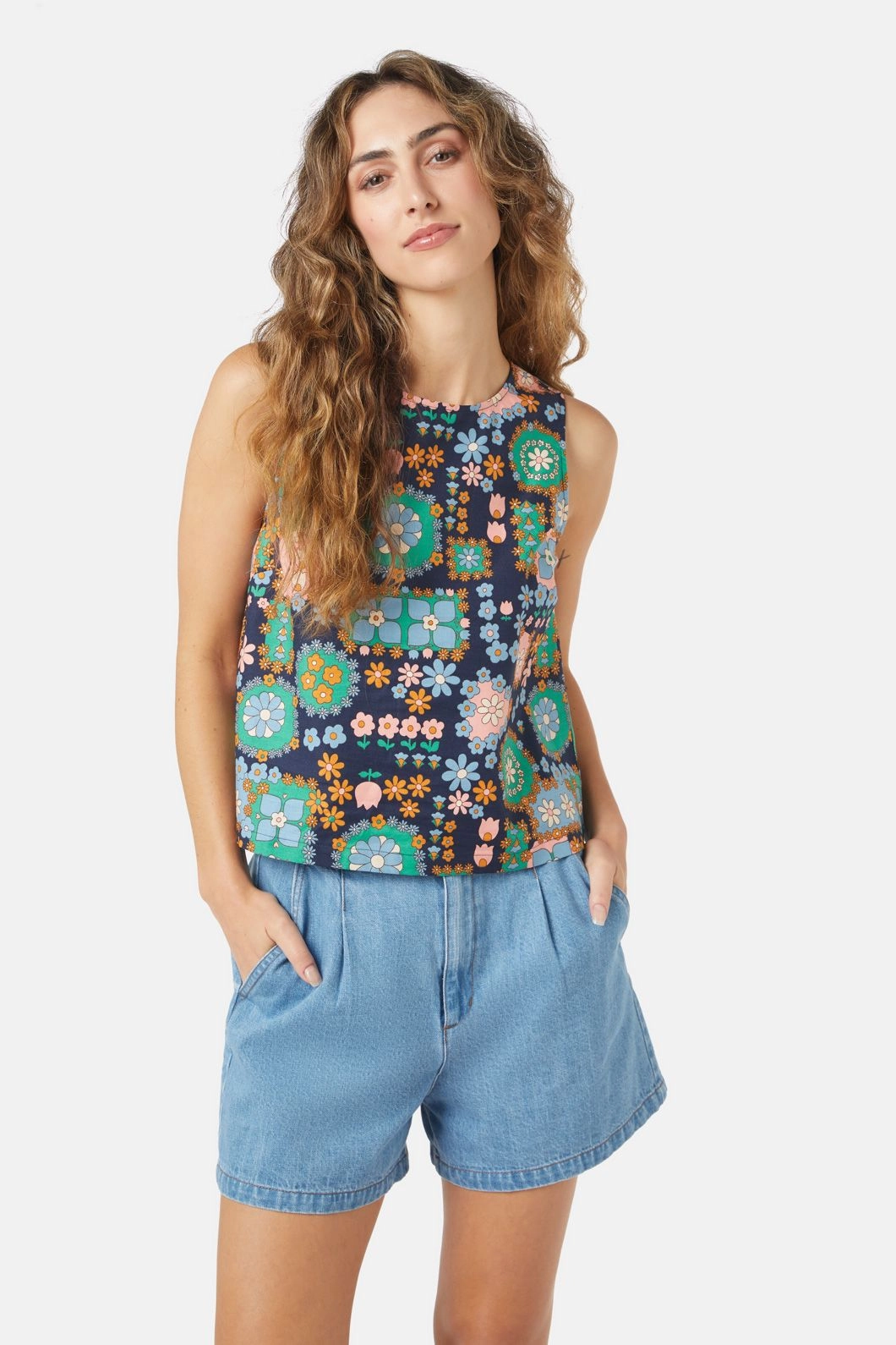 Sunny Retro Top Minimalist Silhouette VersatileNeckline